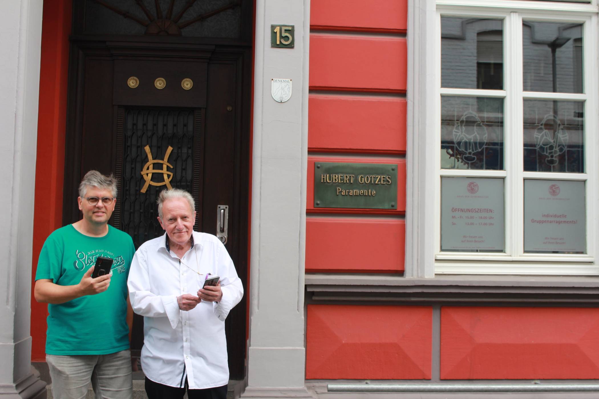  Auf digitaler Jagd nach historischen Örtlichkeiten: Vor dem Haus der Seidenkultur an der Luisenstraße 15 stellen Museumssprecher Dieter Brenner (r.) und Geocacher Volker Vander ihre Handys auf Empfang für den Rundgang durch die Stadt ein. Foto: Müller  