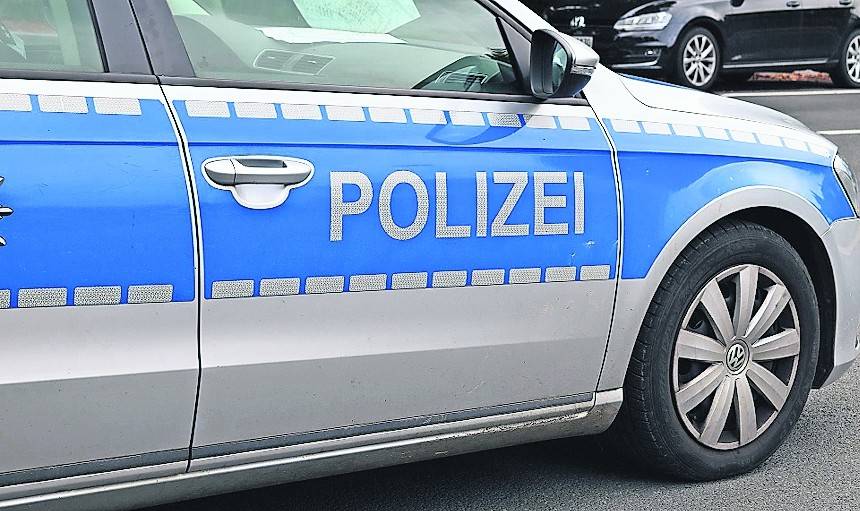 Unfallflucht: Drei stark beschädigte Autos
