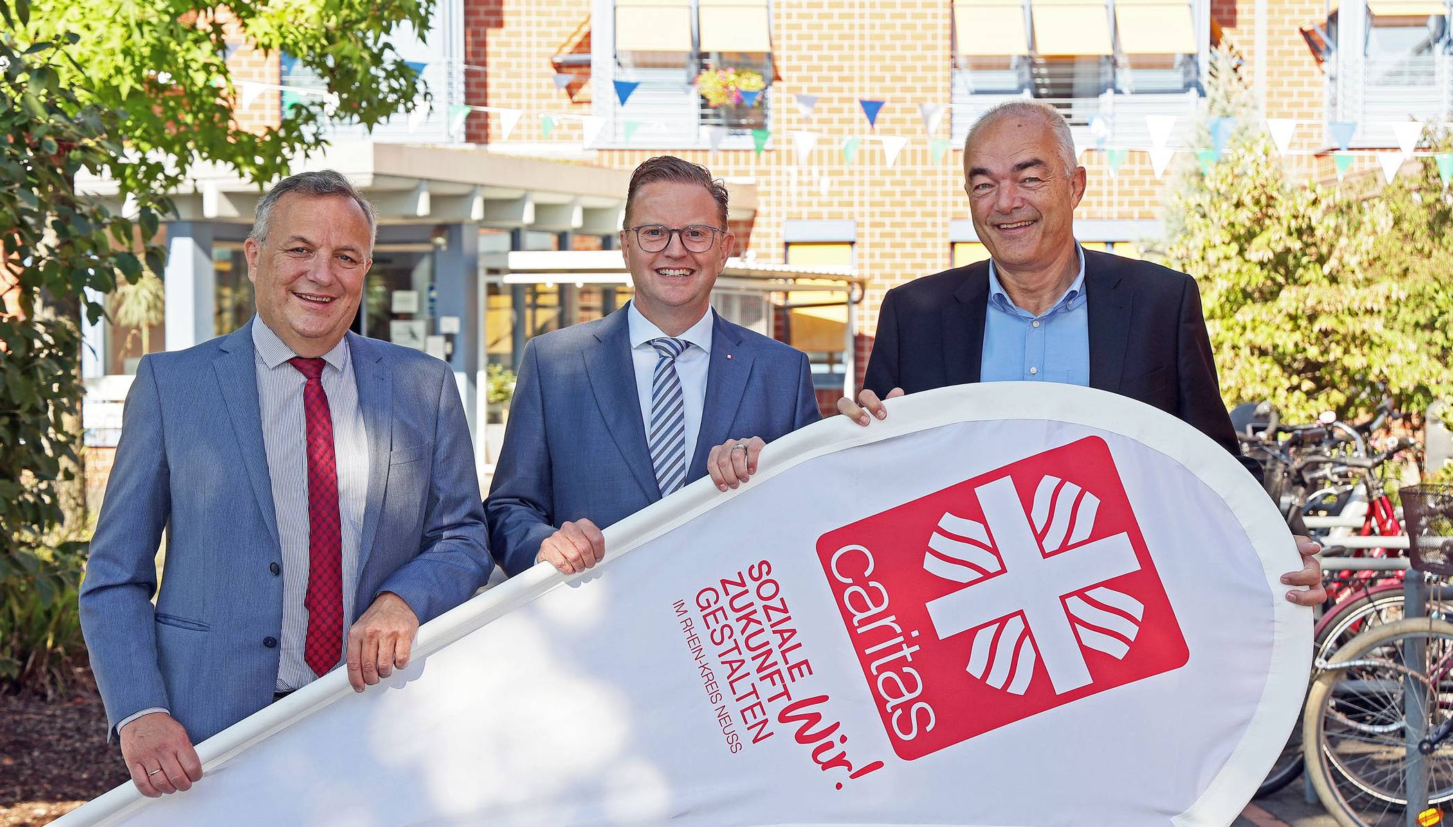  Marc Inderfurth (Mitte), Vorstandsvorsitzender des Caritasverbandes Rhein-Kreis Neuss, verabschiedete den scheidenden Vorstand Patrick Weiss (r.) und begrüßte Hermann Josef Thiel als dessen Nachfolger. 