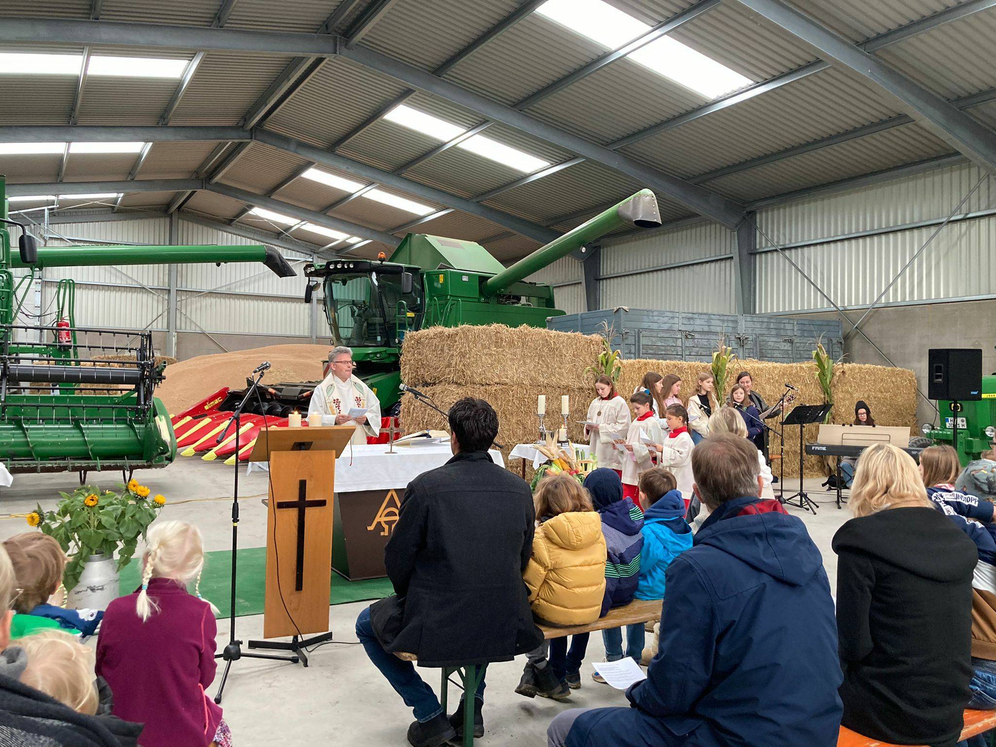 Pfarrer Norbert Viertel predigte in der Erntehalle auf dem Hof der Familie Neukirchen. 