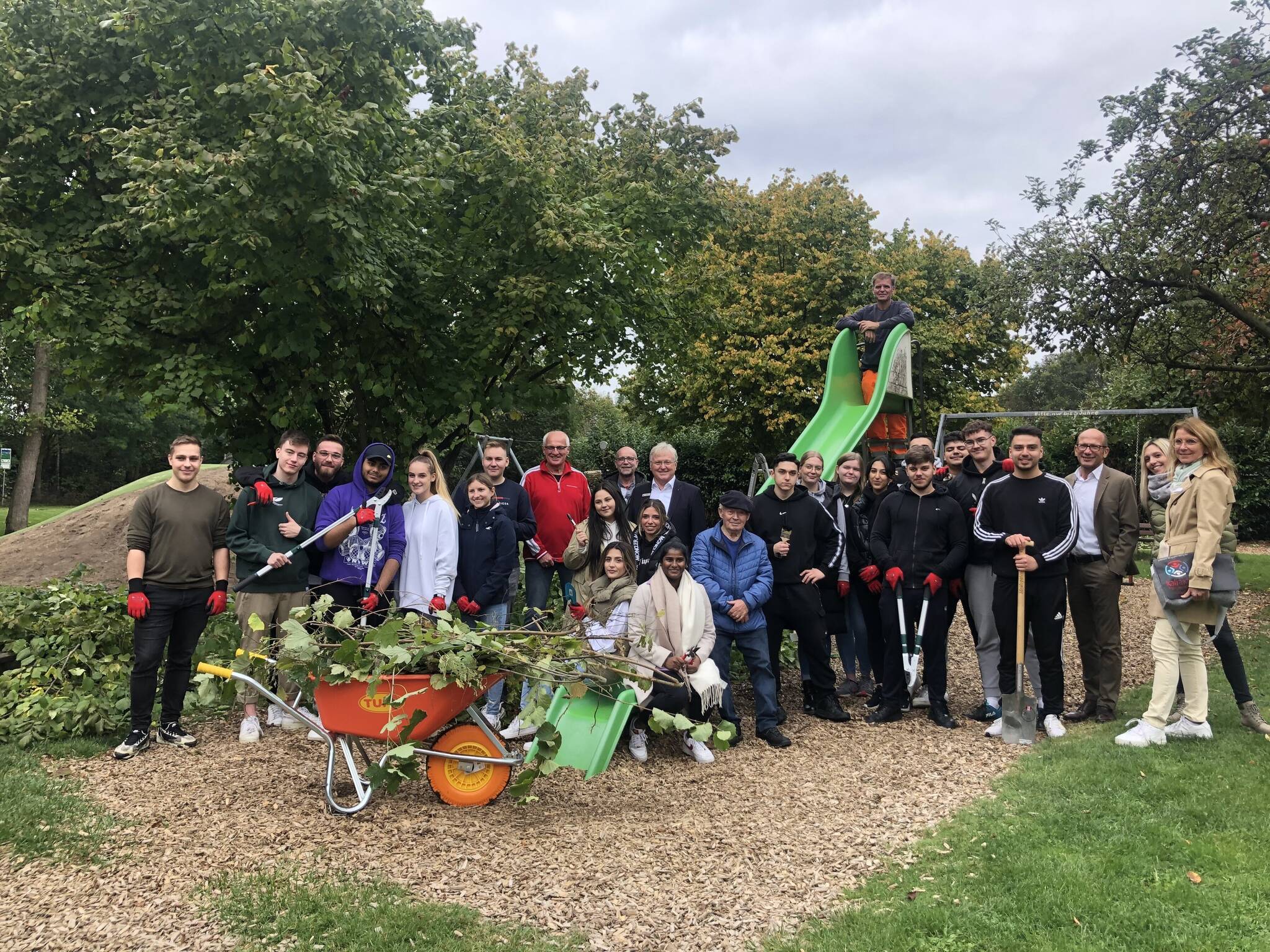  Zum Auftakt des Kamp-Lintforter Spielplatzpatenprojektes engagieren sich die Auszubildenden der Sparkasse Duisburg am "Hühnerspielplatz" auf der Ferdinantenstraße, auf dem Foto mit Rainer Ullrich und Andreas Vanek von der Sparkasse Duisburg, dem ersten Beigeordneter Christoph Müllmann, Jugendamtsleiterin Lydia Kiriakidou, Anke Stark von KaLi aktiv, Günter Eickelkamp vom Grünflächenamt und Hubert Kufen vom Verein der Kinderfreunde. Foto: pst kali 