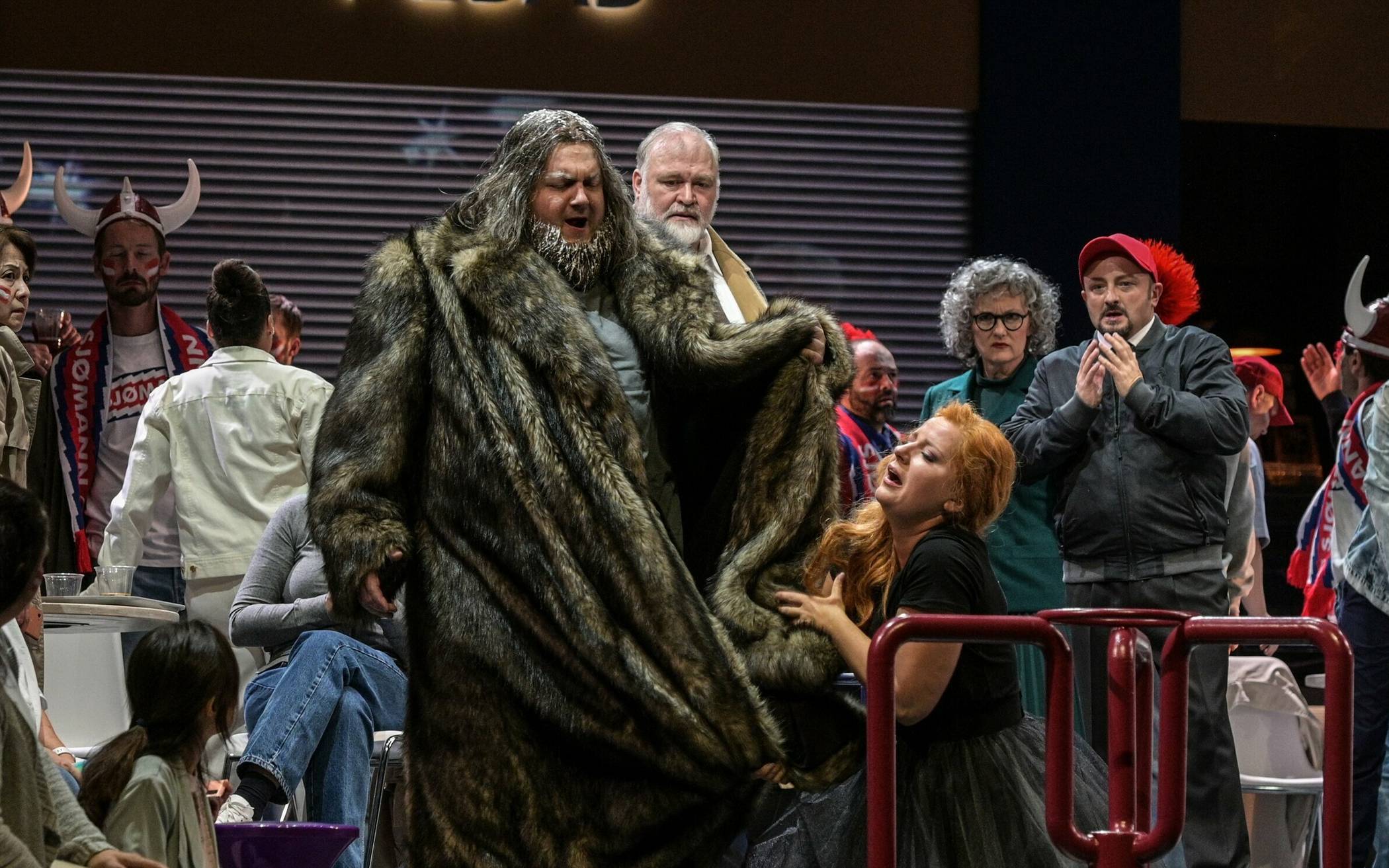 Senta (Gabriela Scherer) himmelt den vermeintlichen