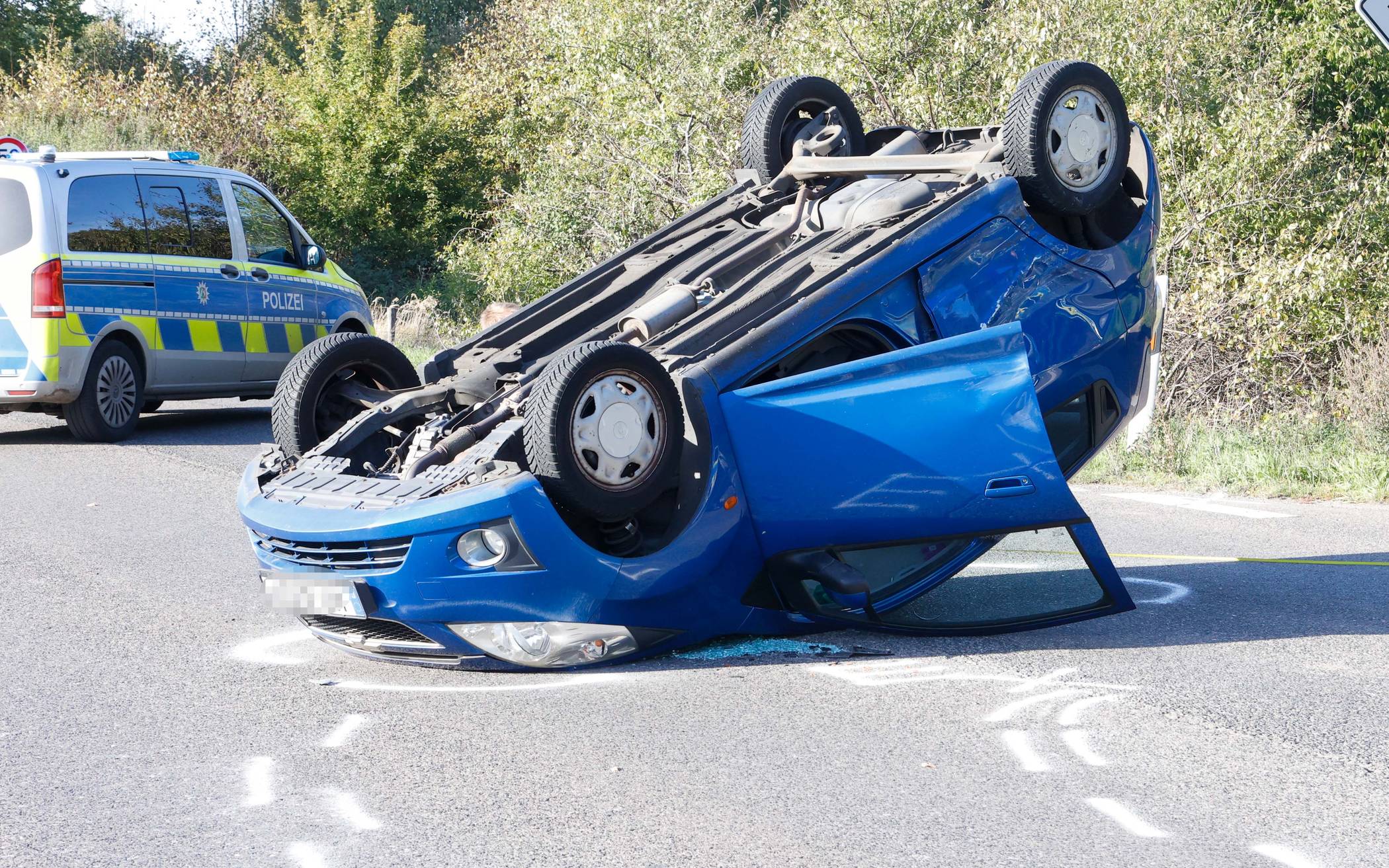 Auto überschlägt sich bei Verkehrsunfall