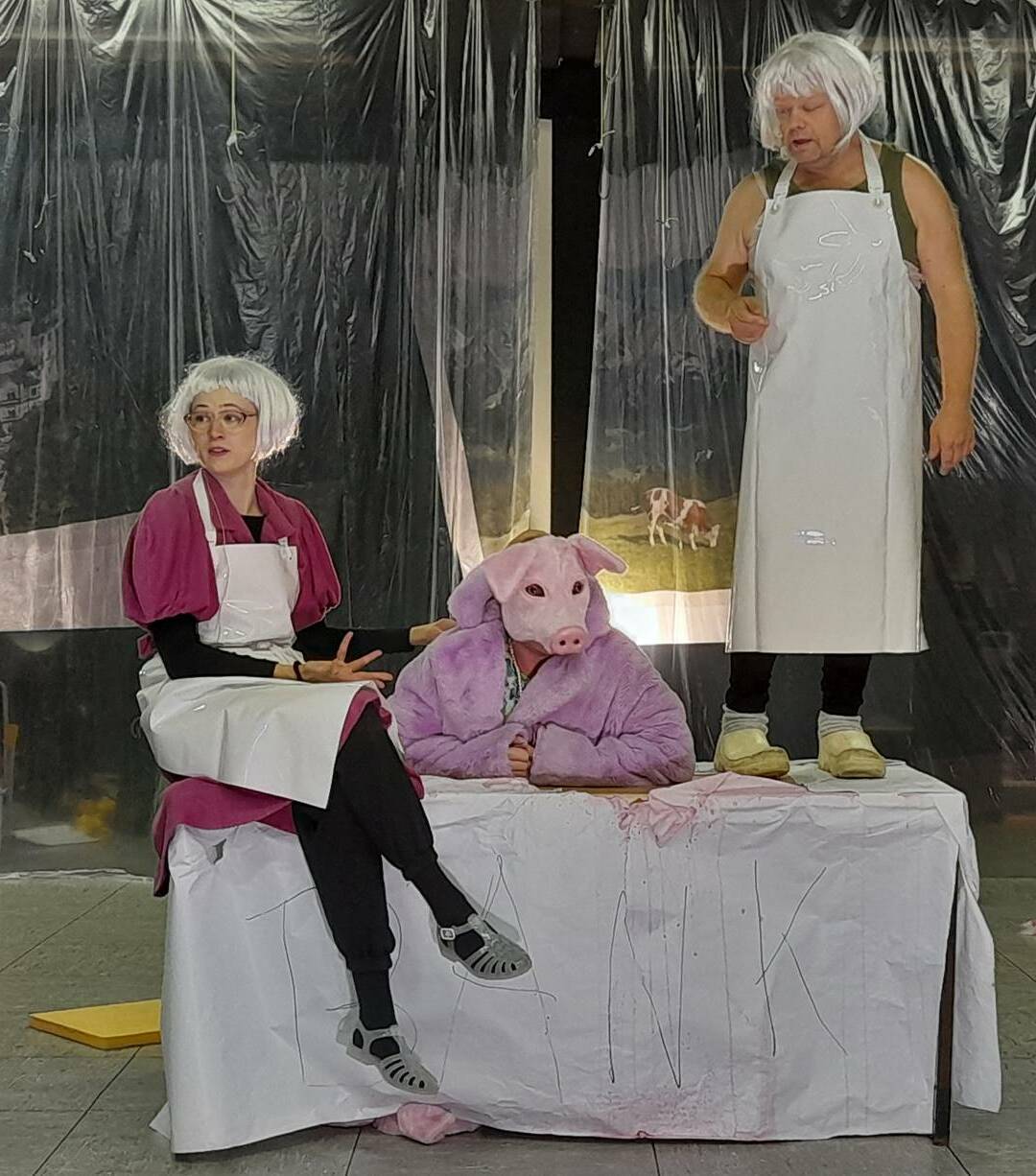 Noch ohne Schweinchentheke, das Bühnenbild ist noch in der Mache: Emily Klinge, Roman Mucha und Matthias Heße auf der Probe für „Zwei Fleischfachverkäuferinnen“. 
  