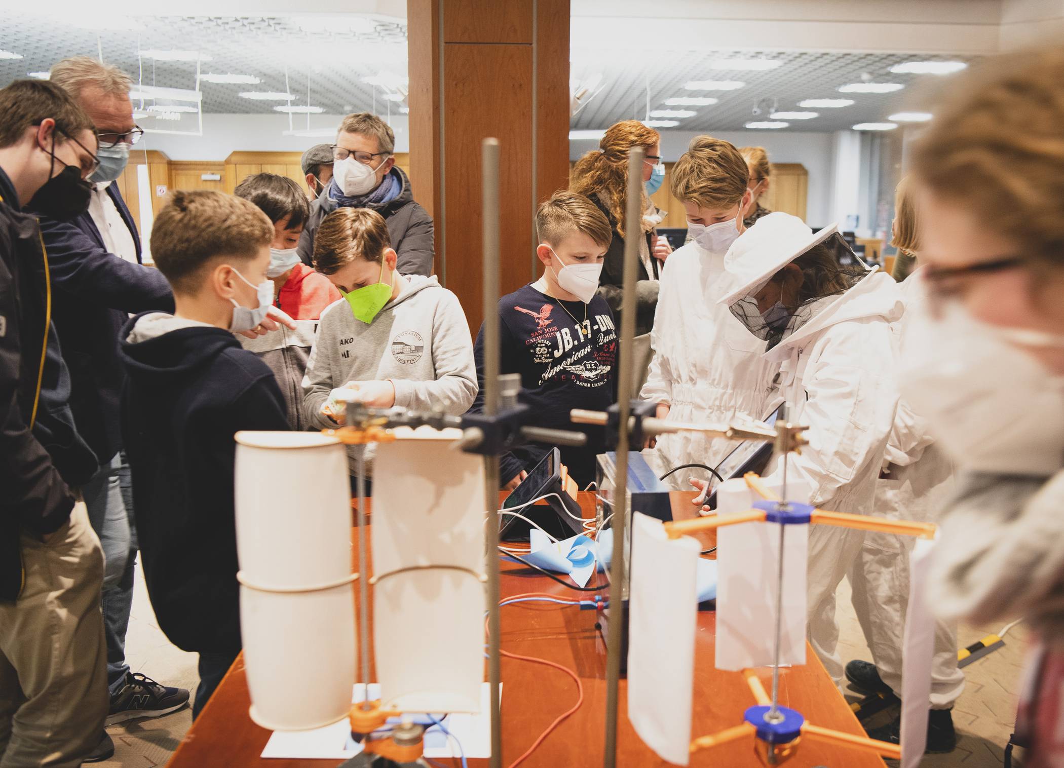 Anlässlich der 35. Universitätswochen in der Sparkasse am Ostring informieren Schülerinnen und Schüler des Gymnasiums Adolfinum und der Hermann-Runge-Gesamtschule erneut zu ihren Klimaschutzprojekten, hier ein Foto aus dem vergangenen Jahr. 