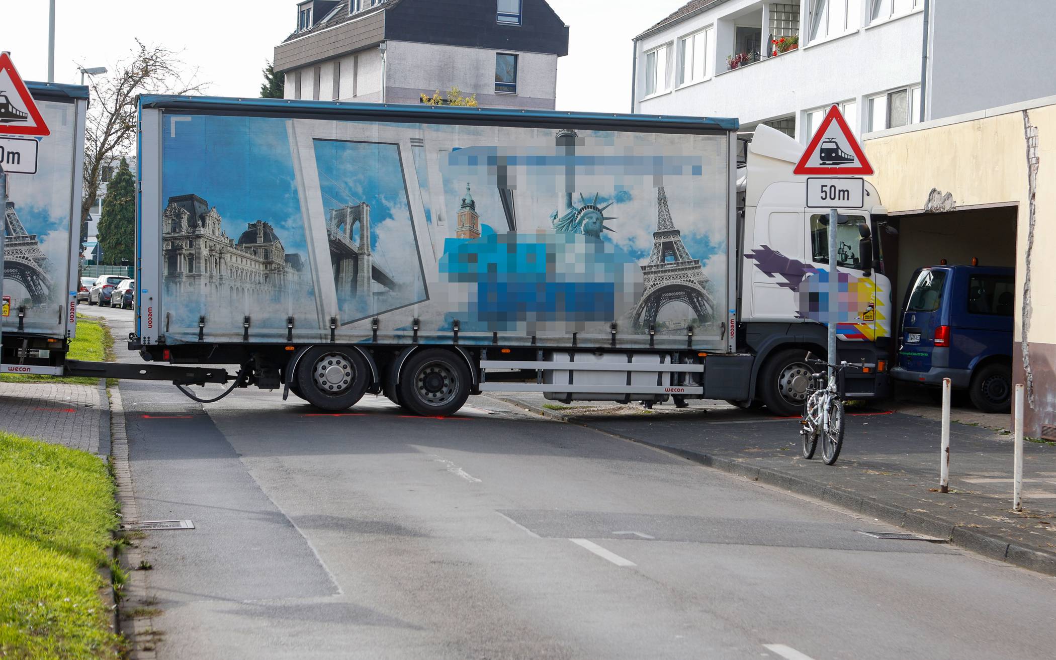 Lkw-Fahrer von eigenem Fahrzeug eingeklemmt