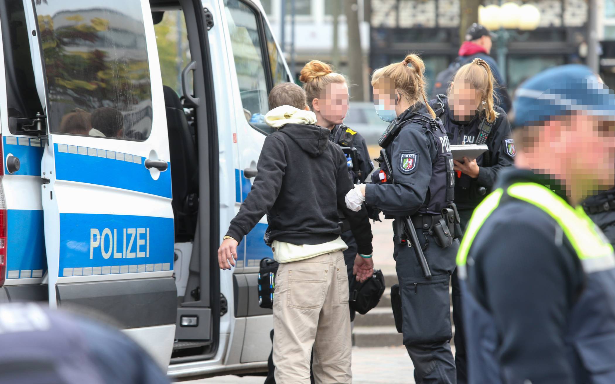 Razzia auf dem Theaterplatz