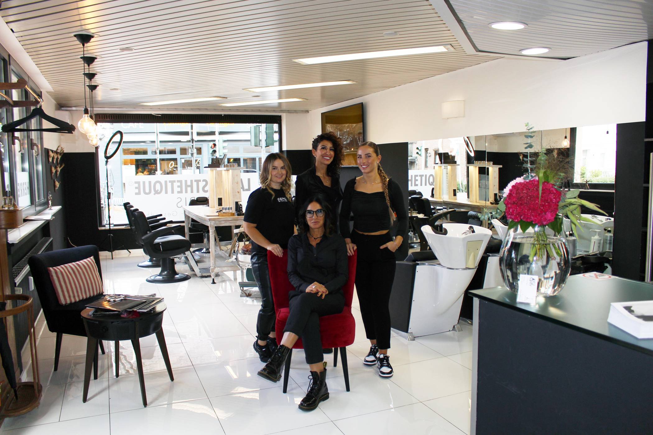 Zaubern Frisuren mit Gefühl: das Team vom Haarstudio Bianco um Inhaberin Teresa Bianco (Mitte sitzend) mit Songül „Sunny“ Filiz (Mitte stehend), Loreta Gucati (rechts) und Morena Ethemaj.  
  