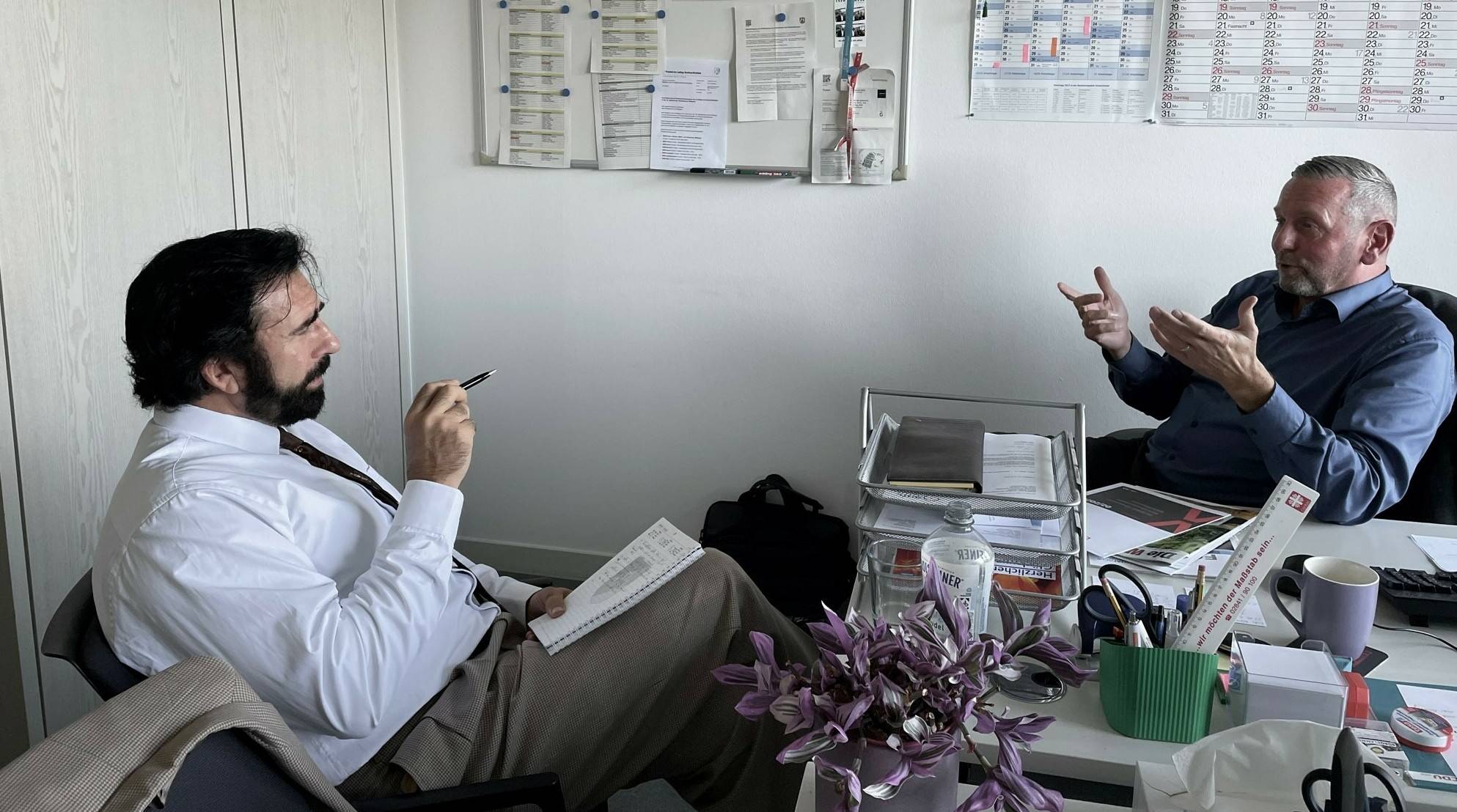 Besuch im Landtag: Extra-Tipp-Redakteur Kellys Grammatikou