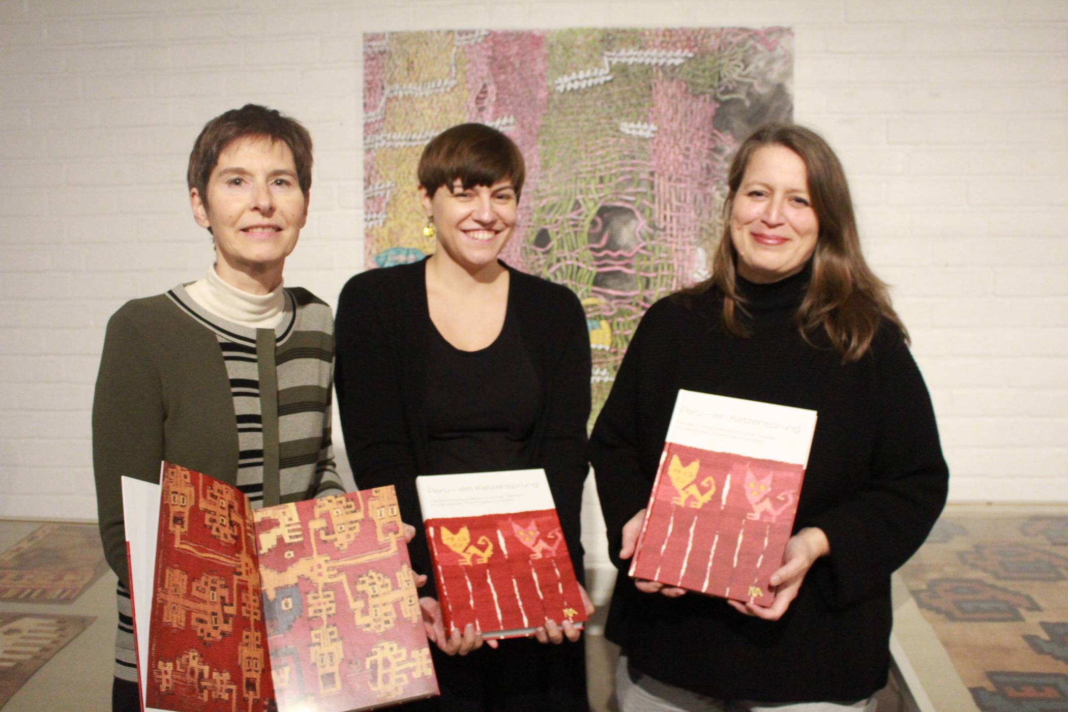  Präsentieren das Buch zur farbenprächtigen Textilausstellung: Museumsleiterin Dr. Annette Schieck (r.), ihre Stellvertreterin Dr. Isa Fleischmann-Heck (l.) und Volontärin Silke Büchel. Foto: Müller  