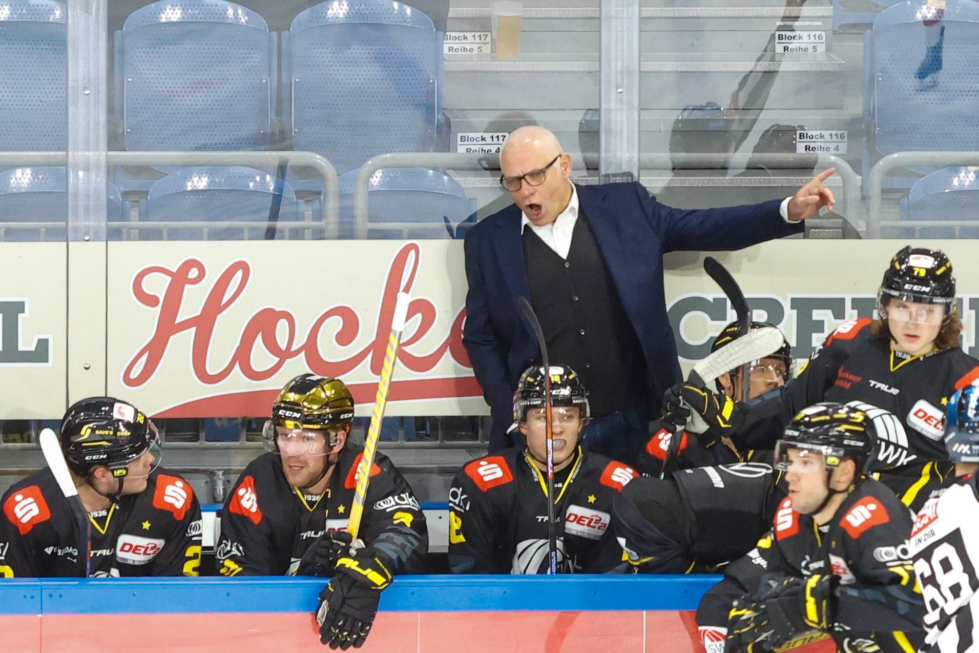 Das erste Spiel unter dem neuen Trainer Peter Draisaitl konnten die Pinguine für sich entscheiden. Aber der Trainer sieht noch Verbesserungsbedarf. Foto: samla
