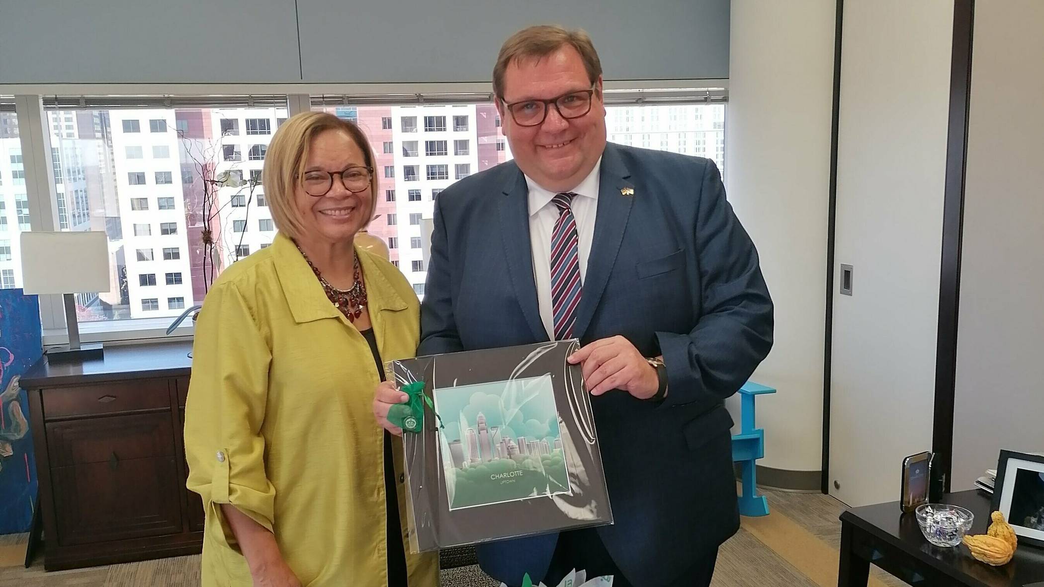  Oberbürgermeister Frank Meyer traf seine Amtskollegin Vi Lyles, Oberbürgermeisterin von Charlotte.			Foto: Stadt Krefeld 