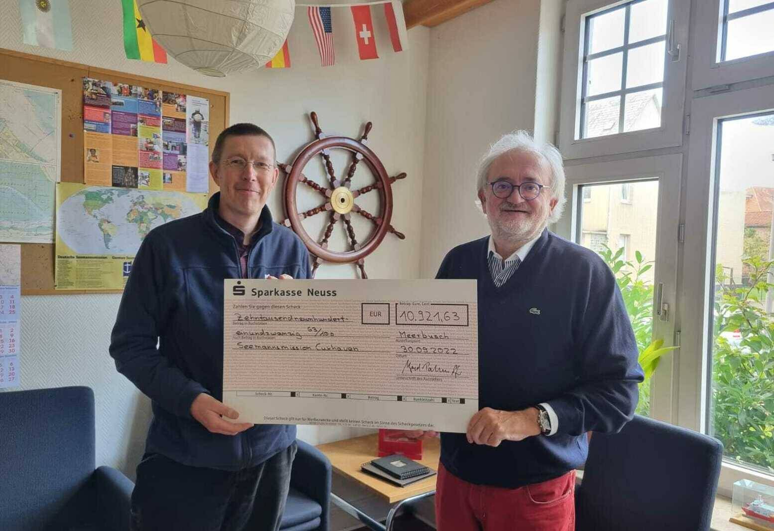 Einen Scheck über 10.921,63 Euro überreichte
