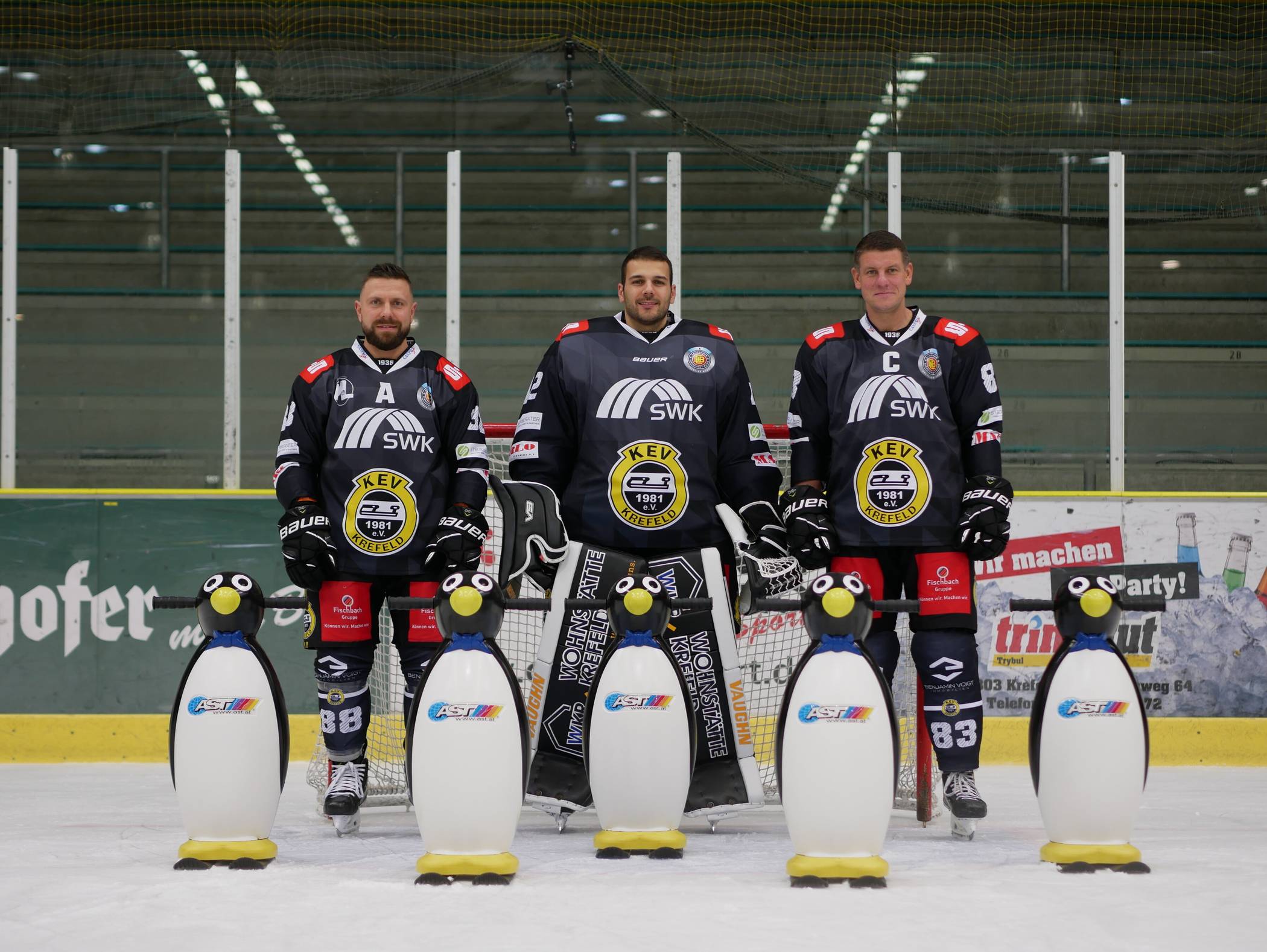  Das Eishallen-Team hat neue Pinguine zum Laufenlernen angeschafft. Sie werden präsentiert von (von links nach rechts) Martin Schymainski, Patrick Klein, Adrian Grygiel - Spieler der Oberliga-Mannschaft des KEV81.  