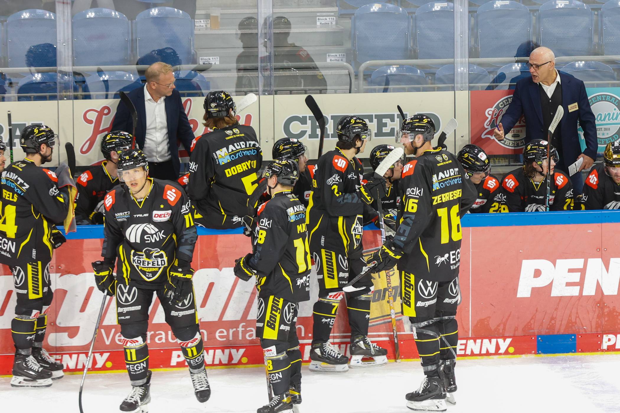 Pinguine siegen beim Heimspiel. Doch Trainer Peter Draisaitl hätte doch gern ein anderes Spiel seiner Mannschaft gesehen. Foto: samla
