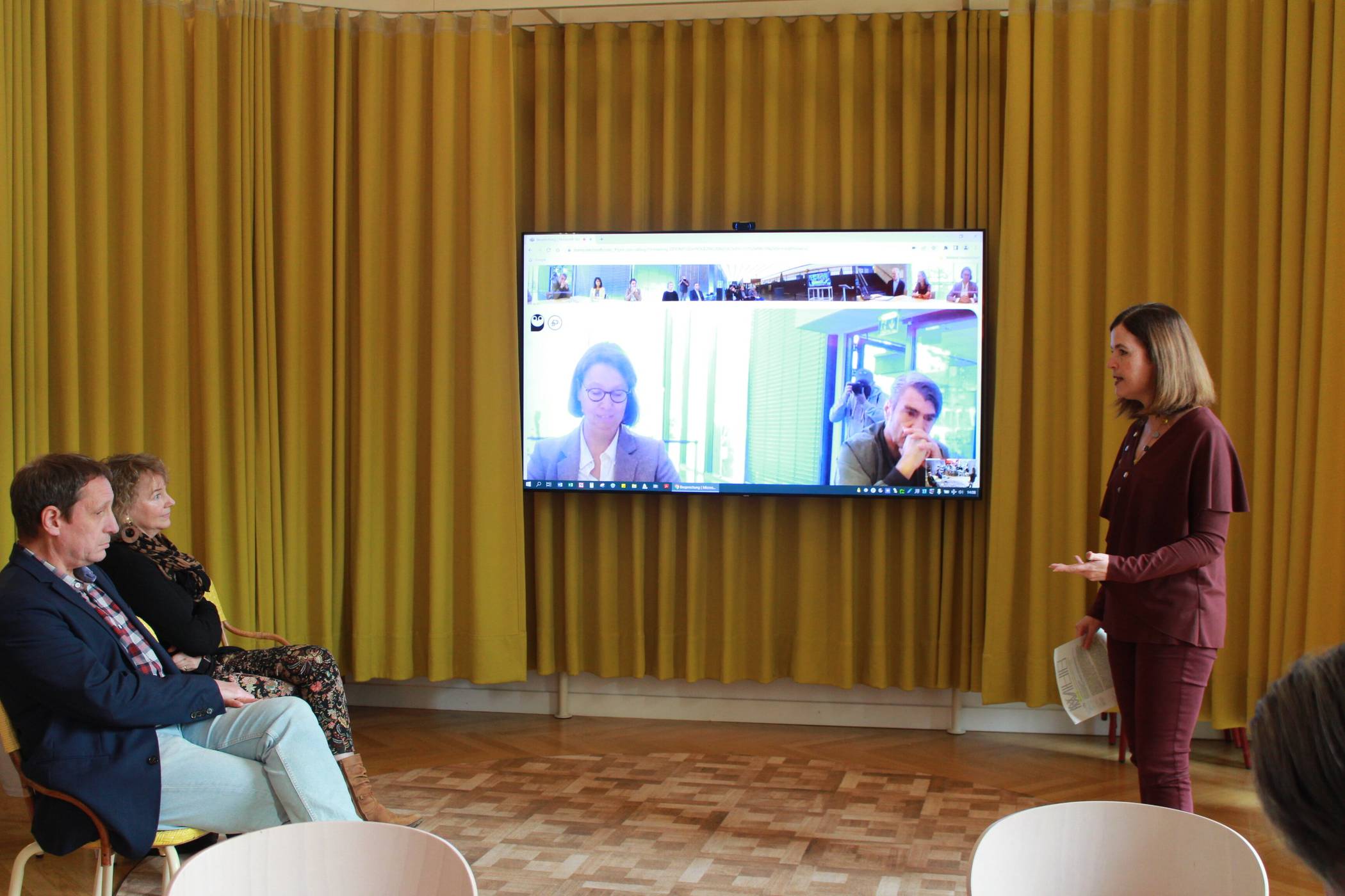 Im Museums-Café besprechen sich per Video-Konferenz die Projekt-Verantwortlichen aus Duisburg (zugeschaltet) und Krefeld: Katja Baudin (r.), Direktorin der Krefelder Kunstmuseen; Museumspädagoge Thomas Janzen (l.) und Dr. Ingrid Misterek-Plagge, Geschäftsführerin des Kulturraum Niederrhein. Foto: Müller