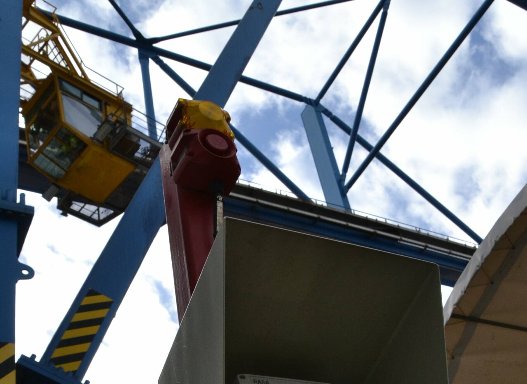 Im grauen Kasten sitzt ein Laser,