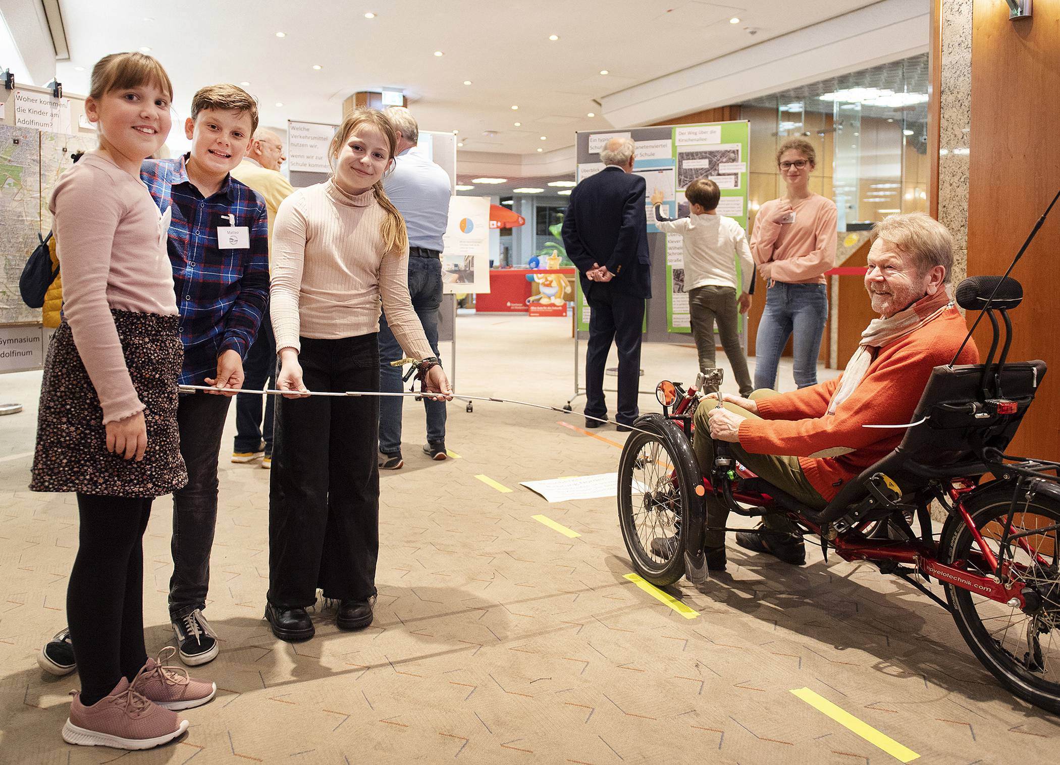 Klimahelden des Gymnasiums Adolfinum zeigten, wie gefährlich das Fahrradfahren auf Moerser Straße ist. 
