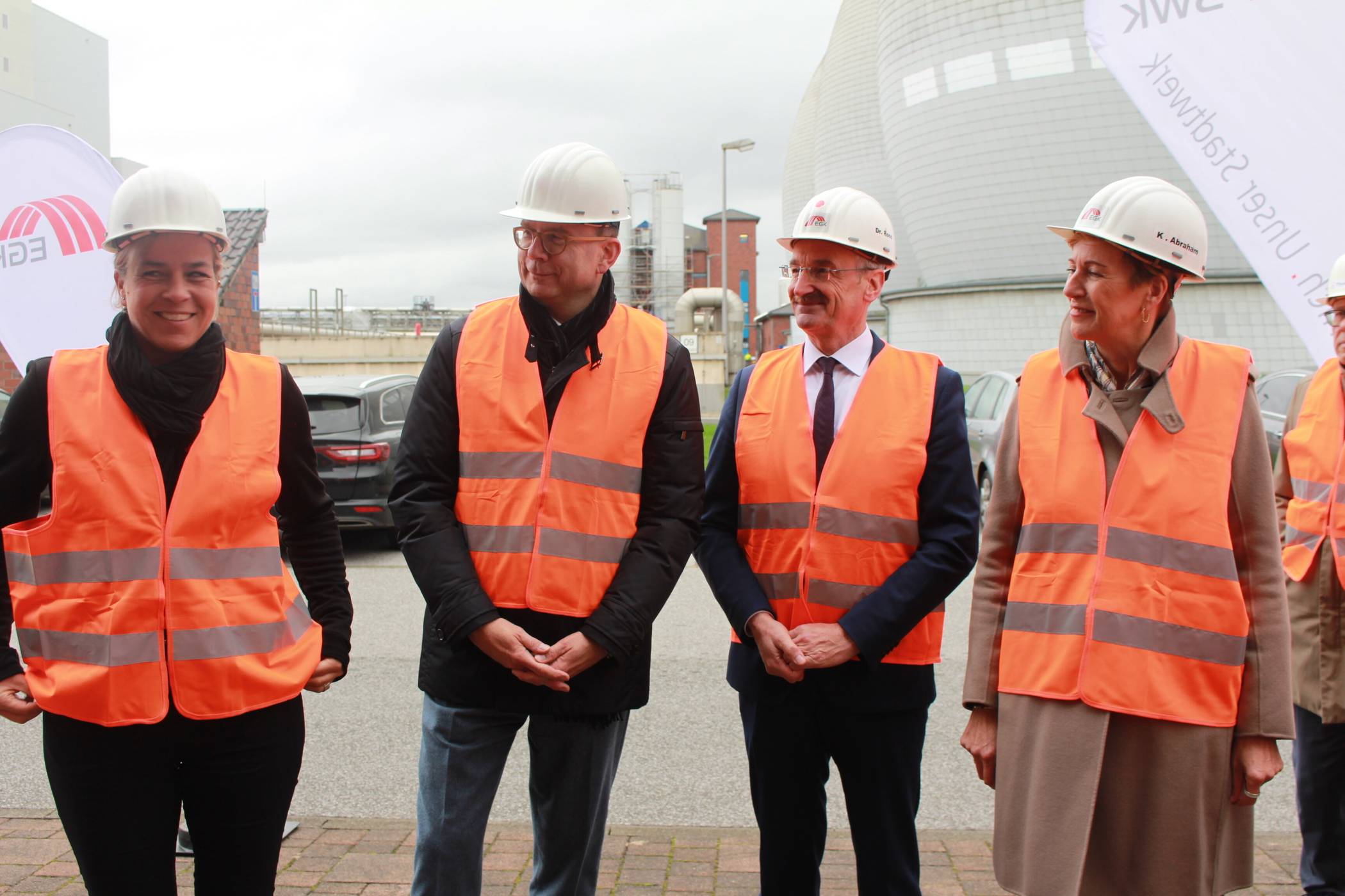  Die Biogasanlage an der Parkstraße geht in Betrieb: Zur Einweihung kam auch NRW-Wirtschaftsministerin Mona Neubaur (l.). Sie wurde begrüßt von den SWK-Vorständen Carsten Liedtke (l.) und Kerstin Abraham (r.). Die Anlage erläuterte EGK-Geschäftsführer Prof. Dr. Hermann-Josef Roos (2.v.l.). Foto: Müller  