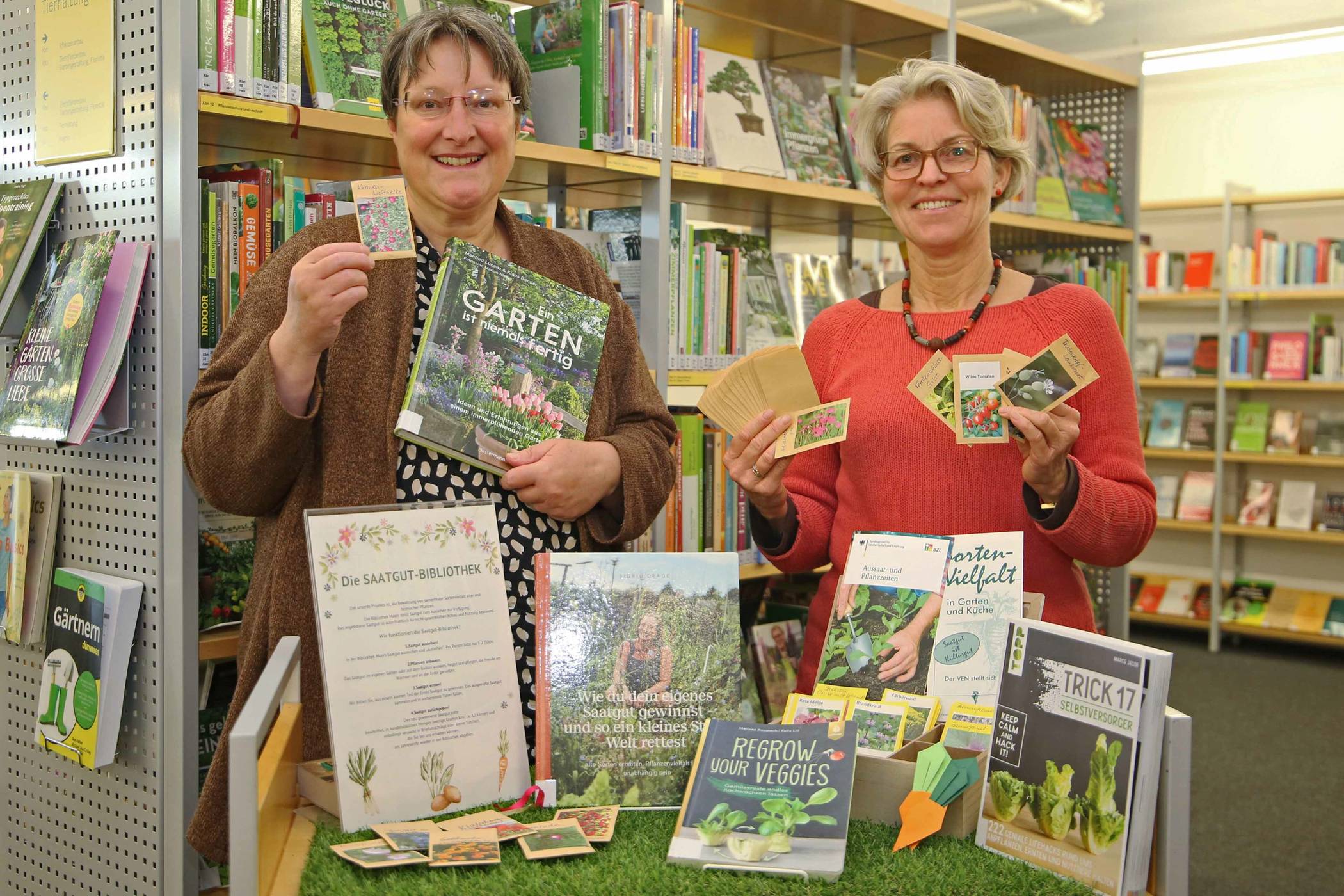  Bibliotheksleiterin Ursula Wiltsch und Vhs-Leiterin Beate Schieren-Ohl (v. l). laden ein zum Samentausch. 