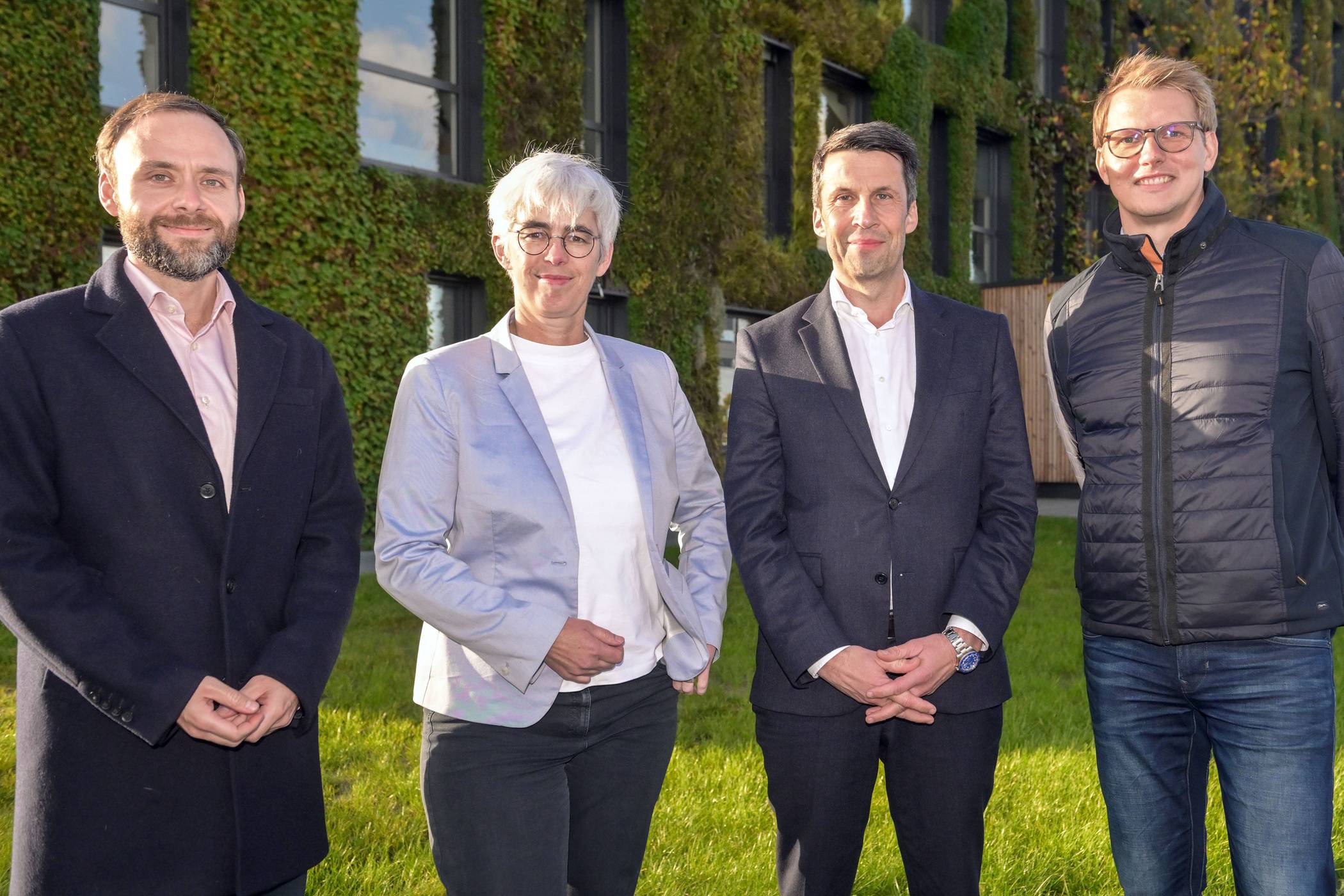  Ulle Schauws und Stefan Krämer mit den Enni-Solar-Geschäftsführern Christof Schidlovski (l.) und Jörn Rademacher (r.). Foto: Norbert Pruemem 