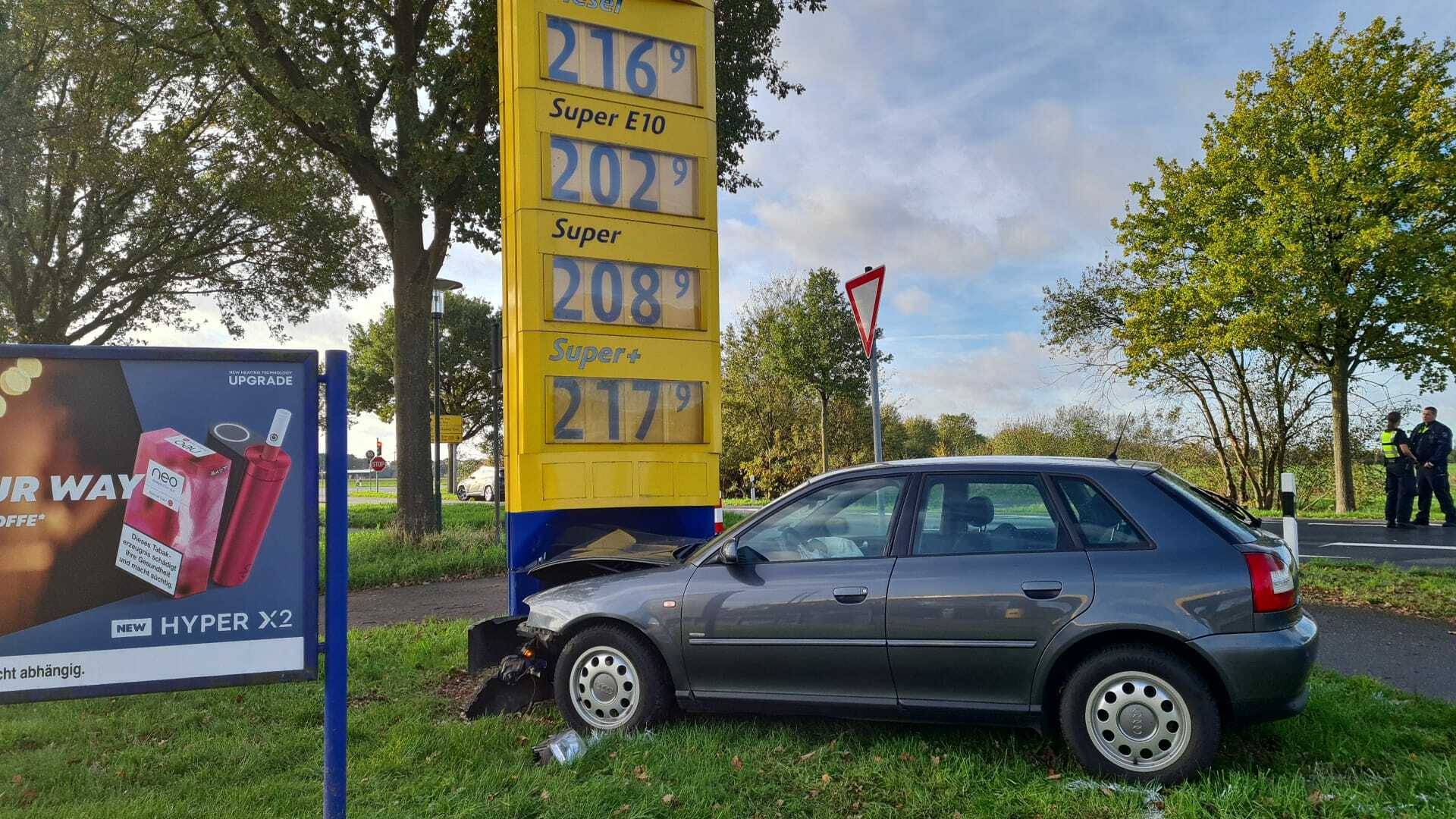 Pkw kracht gegen Preistafel einer Tankstelle