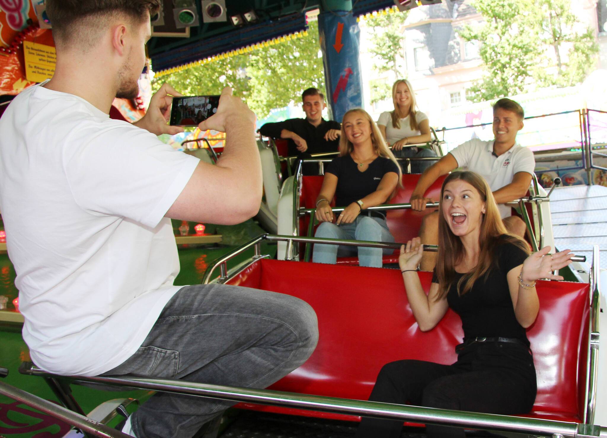Tim Vinnbruck, Viviane Polotzek, Vanessa Hein, Julian Sommer, Ben Maas und Diana Dolgih beim Fotoshooting für Knete für die Fete. Die Azubis der Sparkasse am Niederrhein schafften es mit diesem Motiv auf die Plakate und Flyer der 9. Staffel des Videowettbewerbs. 