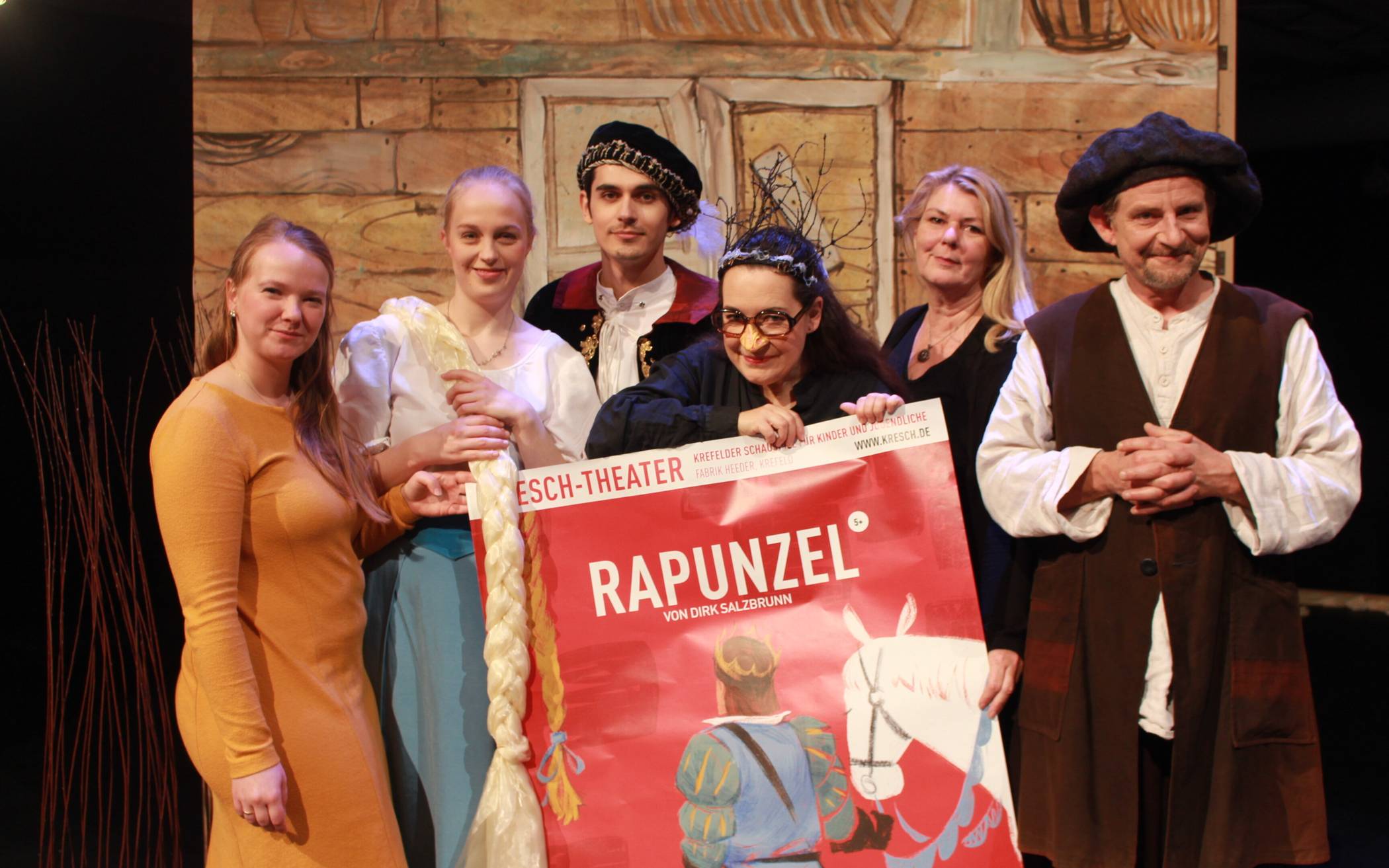 Auf der Bühne: das Ensemble stellt