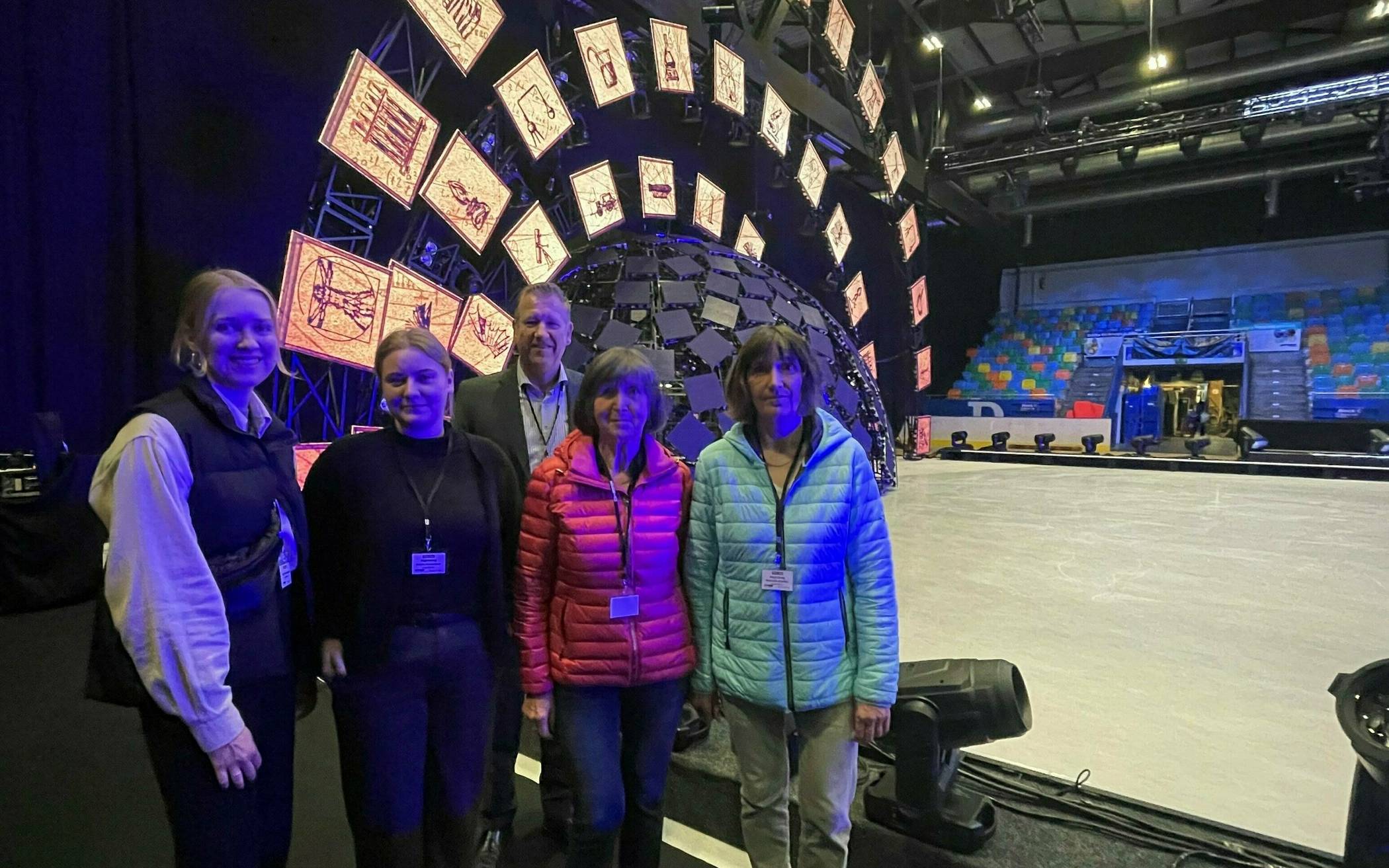 Die beiden Extra-Tipp-Leserinnen Manuela Grießer (Zweite von rechts) und Katrin Stowasser (Zweite von links) sowie ihre Begleiterinnen wurden von Geschäftsführer Bernd Schoenmackers im EisSport &amp; EventPark Grefrath begrüßt. 