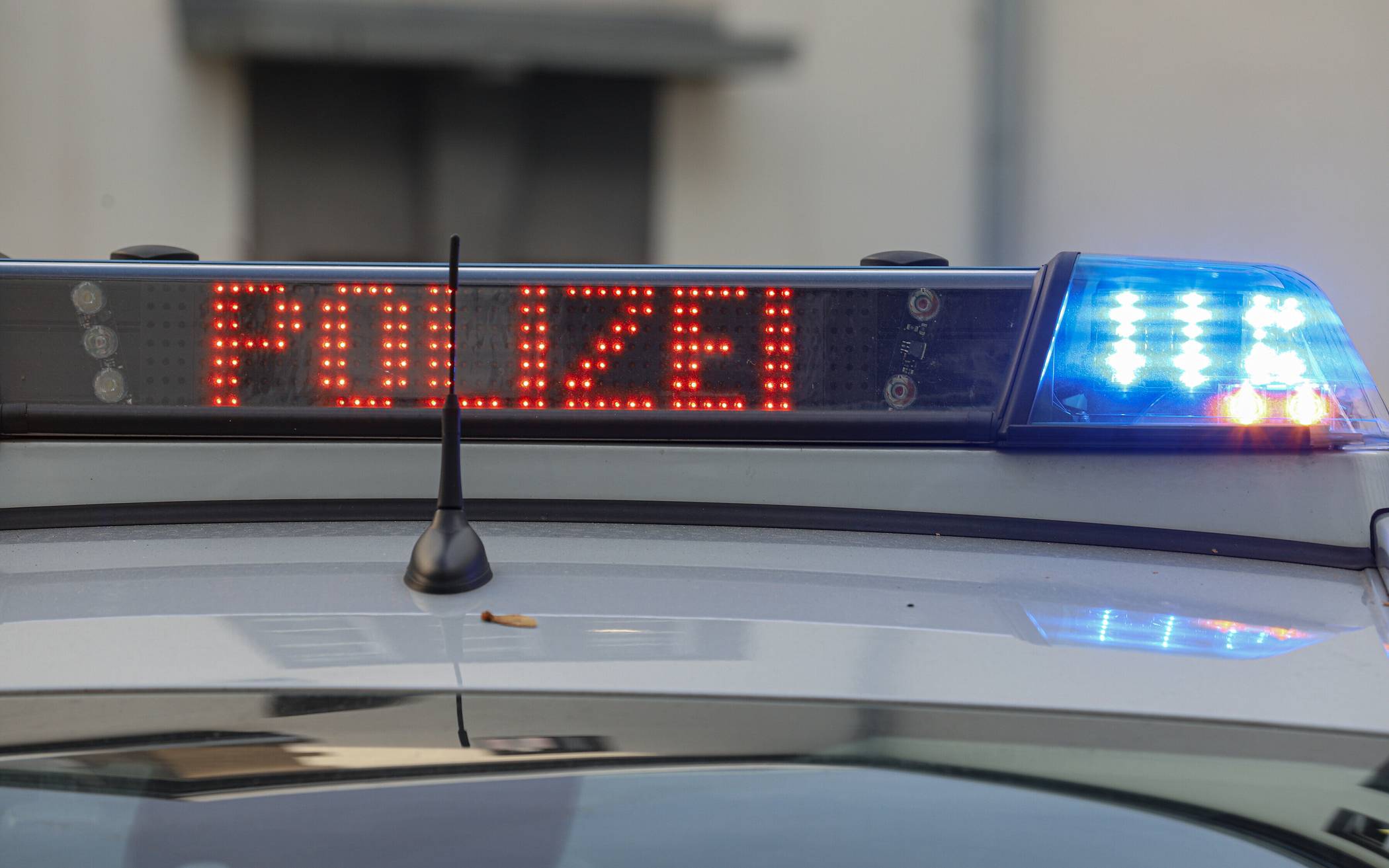 Seniorin im Hausflur überfallen