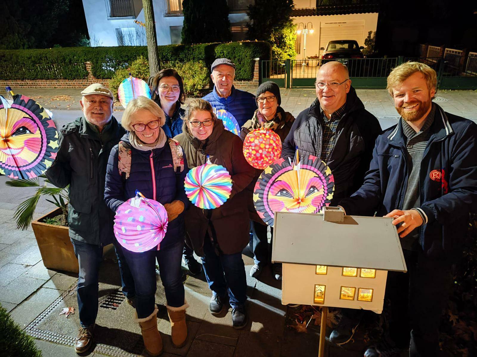  Gern gesehene und gehörte Gäste vor Büdericher Haustüren: die Martinssänger des Vereins Haus- und Gartenfreunde Büderich. 