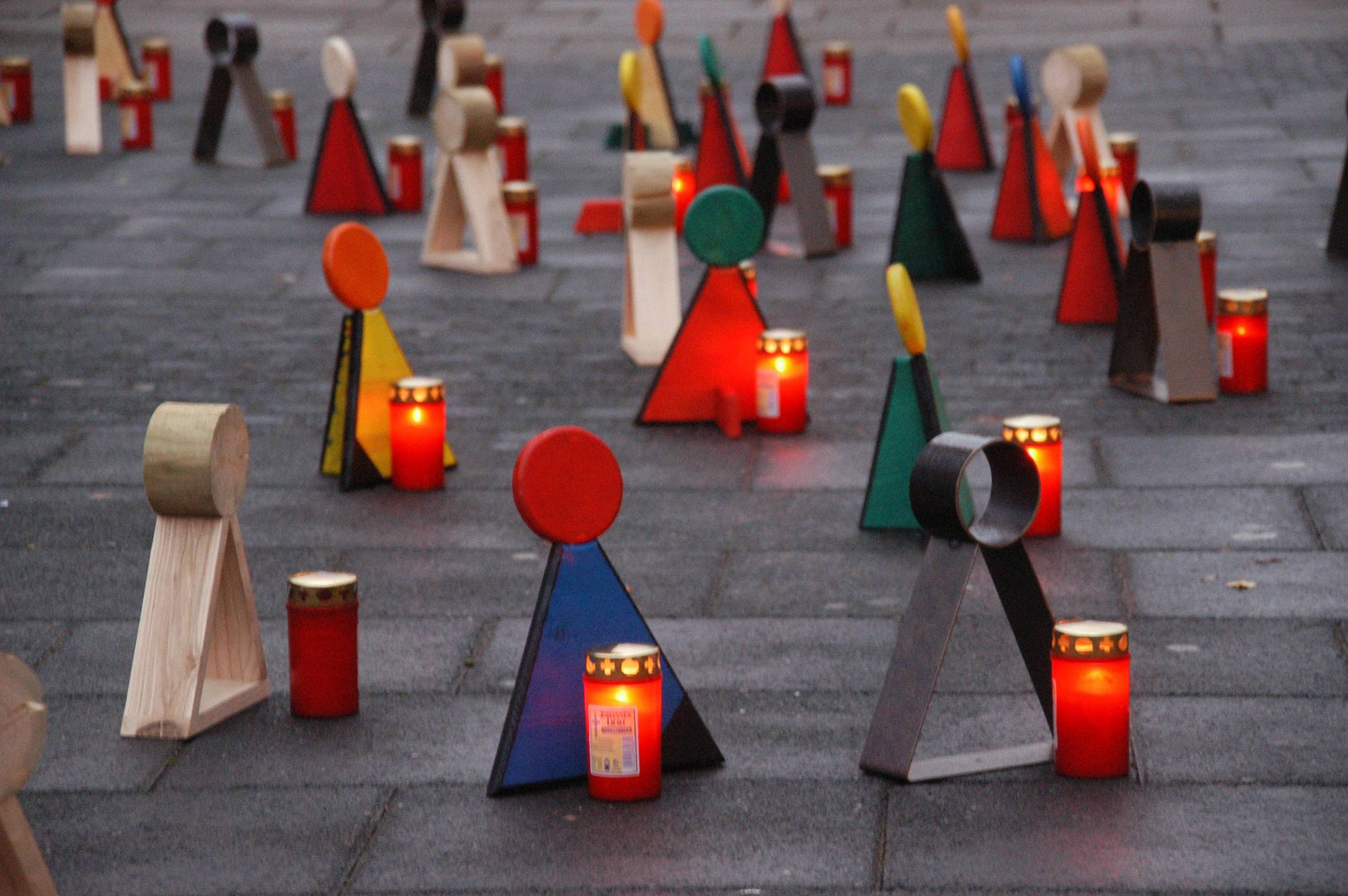 Auf dem Parkplatz des REWE-Marktes in Niederkrüchten, werden am 24. November Kerzen für Frauen entzündet, die in 2022 in NRW getötet wurden.