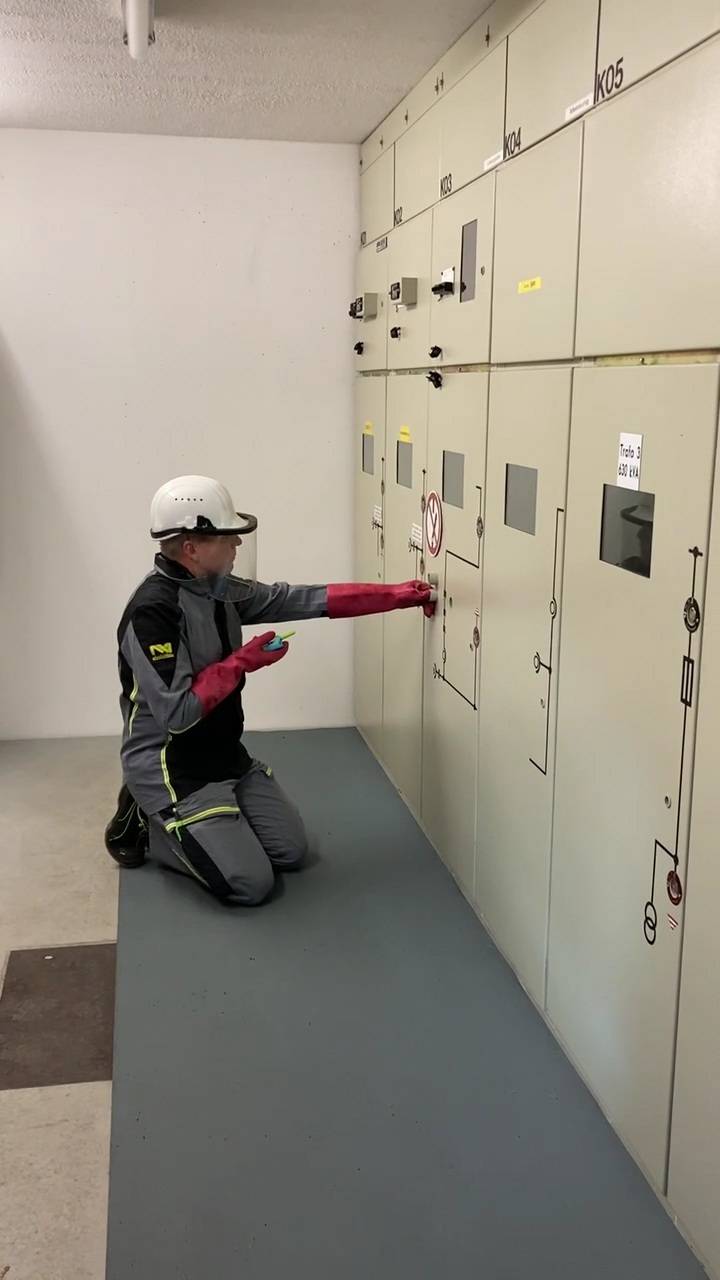  Proben für den Ernstfall: Elektrofachkraft Sebastian Bakaus schaltet den Strom ab.Foto: St. Josef Krankenhaus 