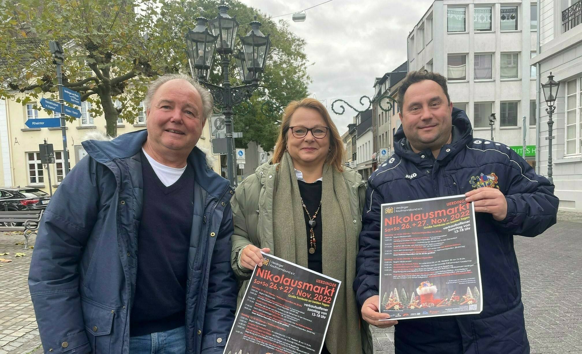 Vorfreude auf den Uerdinger Nikolausmarkt. Im Bild von links: Uwe Rutkowski, Bettina Losereit und Andre Scherer. 