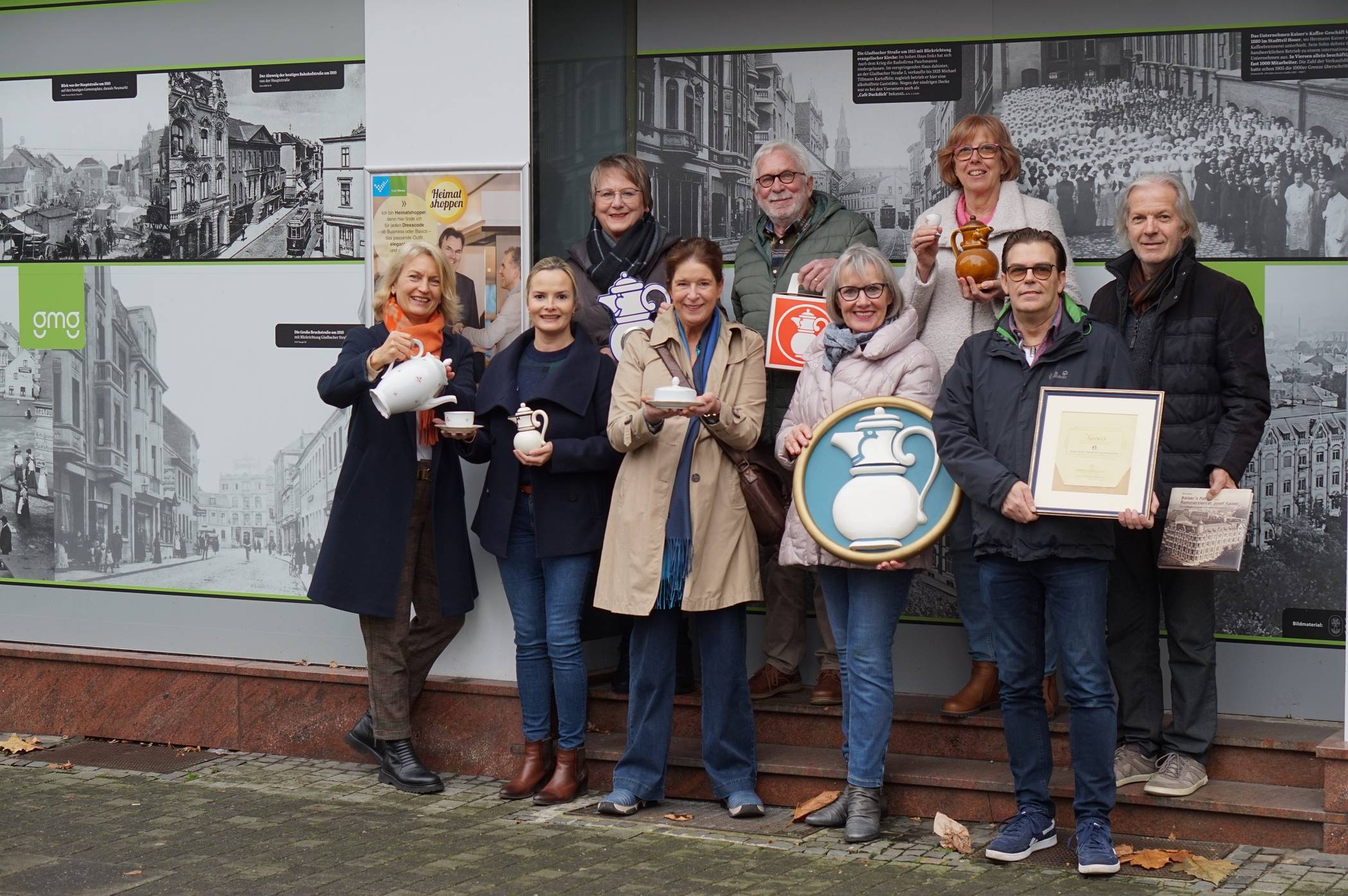Freuen sich auf „Weihnachtsgebimmel“ (v.l.): Susanne Laurenz, Citymanagement, Daniela Mischel, GMG, sowie, vom Verein für Heimatpflege, Ulrike Stolte, Sigrid Eley, Willi Korn, Ursula Kramer, die Vereinsvorsitzende Beatrix Wolters, Olaf Josten und Reiner Fiege. 