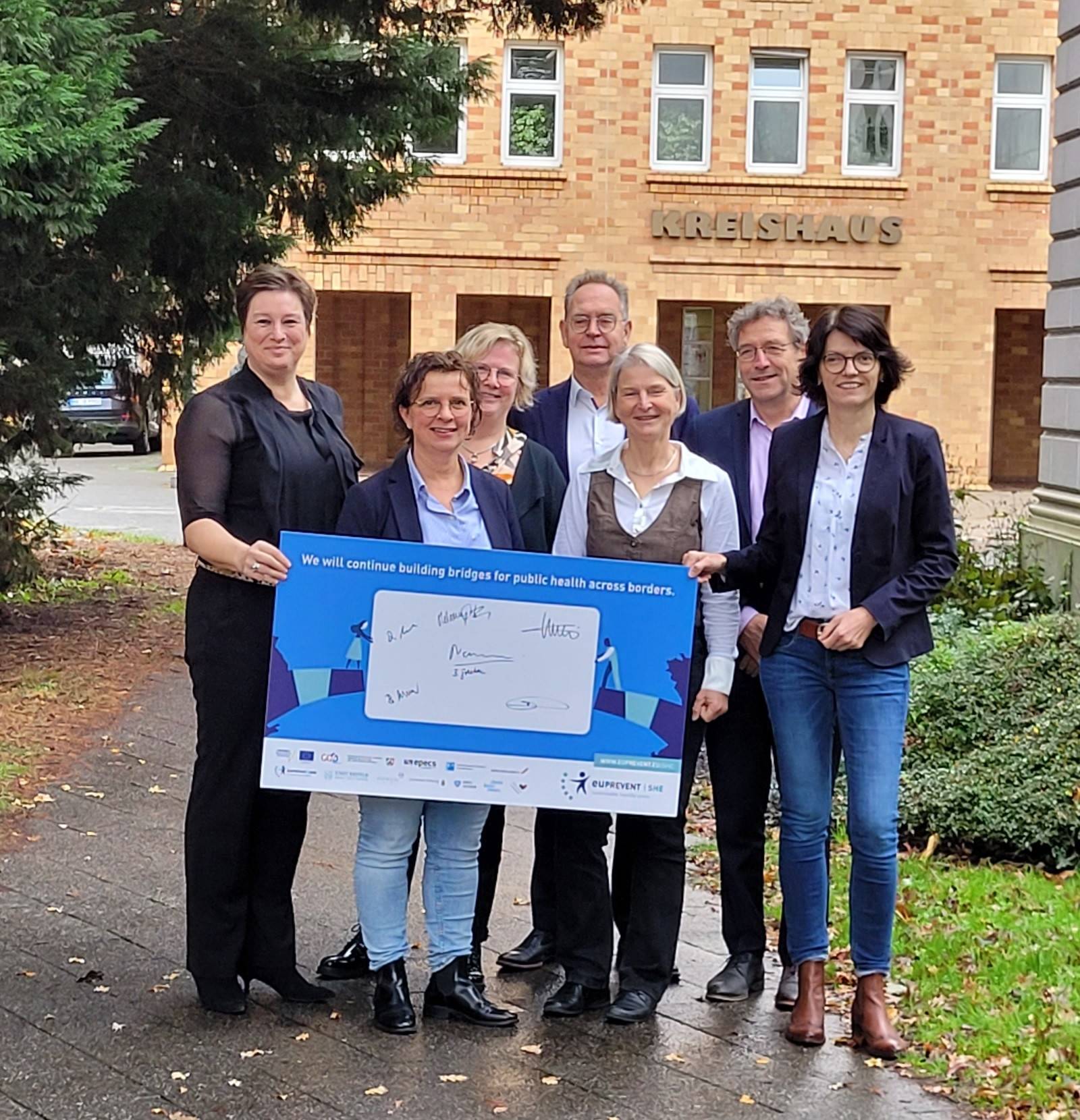   Die Vertreter der Gesundheitsämter in Deutschland und den Niederlanden besiegeln in Viersen die Fortführung einer engen grenzüberschreitenden Zusammenarbeit. 