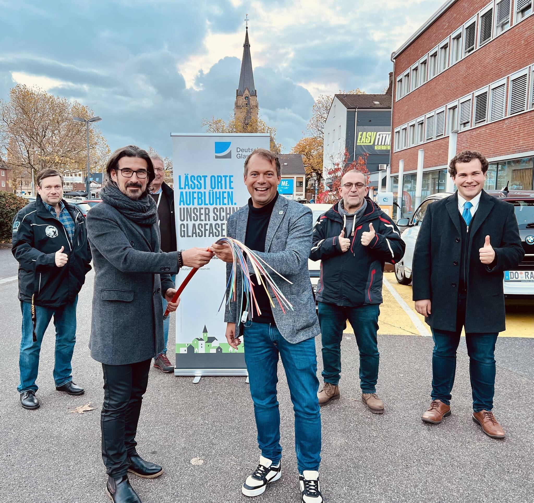 Glasfaser kommt - darüber freuen sich (hinten von links): Ralf Klein (Pressesprecher Pro Glasfaser Willich), Ralf Karge (Deutsche Glasfaser), Peter Mackes (Pro Glasfaser Willich), Hannes Zühlsdorff (FDP)  und vorne Murat Durmaz (Deutsche Glasfaser) und Bürgermeister Christian Pakusch. Foto: Deutsche Glasfaser