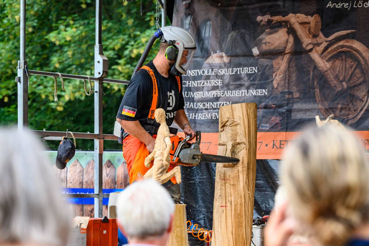 Kettensägenkünstler Andrej Löchel beim Fest am See in Aktion.