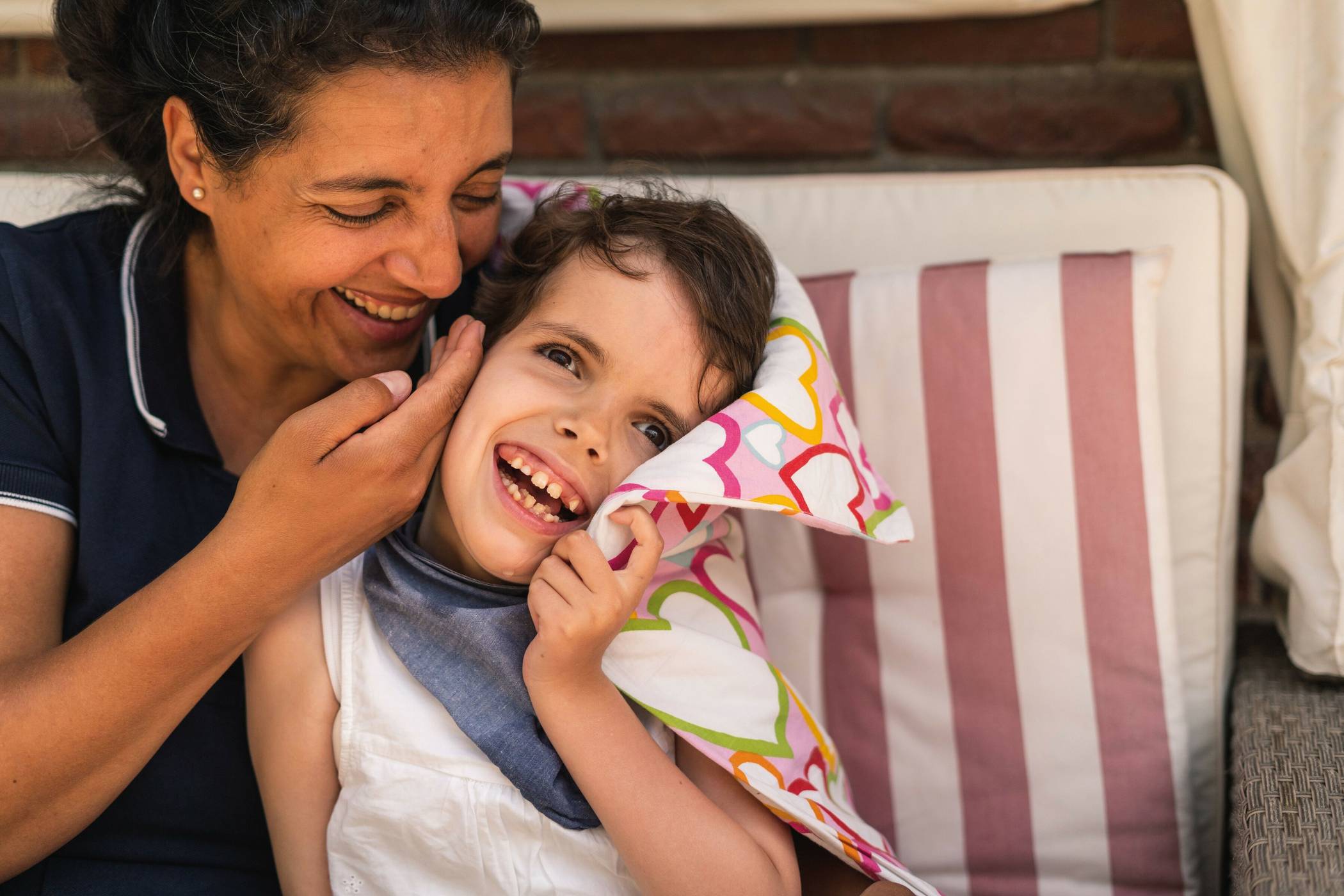 Für Anisa Boukhou-Müller ist es eine große Unterstützung, wenn sich ein Ehrenamtler der Schmetterlinge Zeit für Tochter Sarah nimmt. 
  