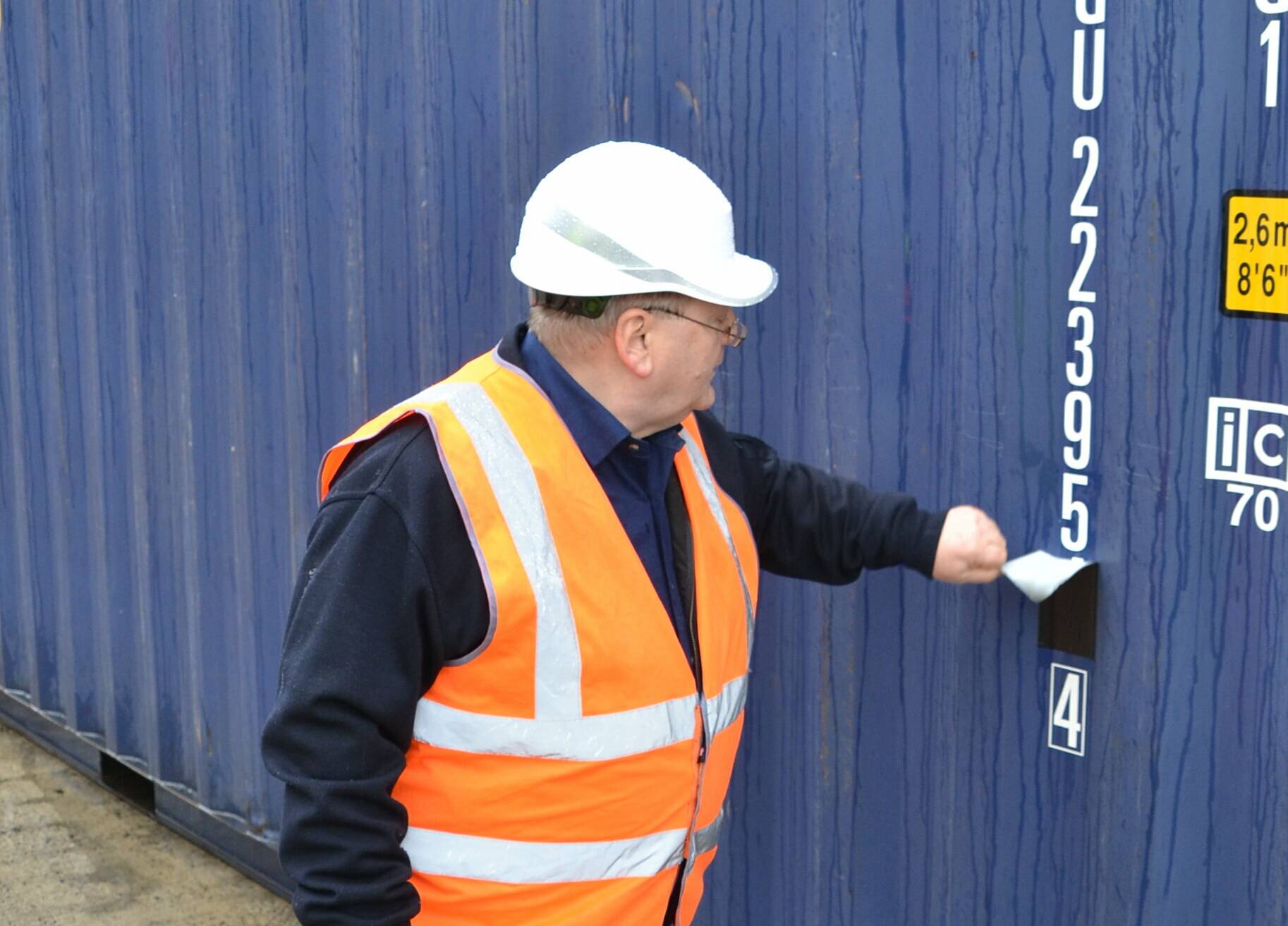 Reiner Wodey testet das Rivergate-System.&#x21e5;Foto: tw