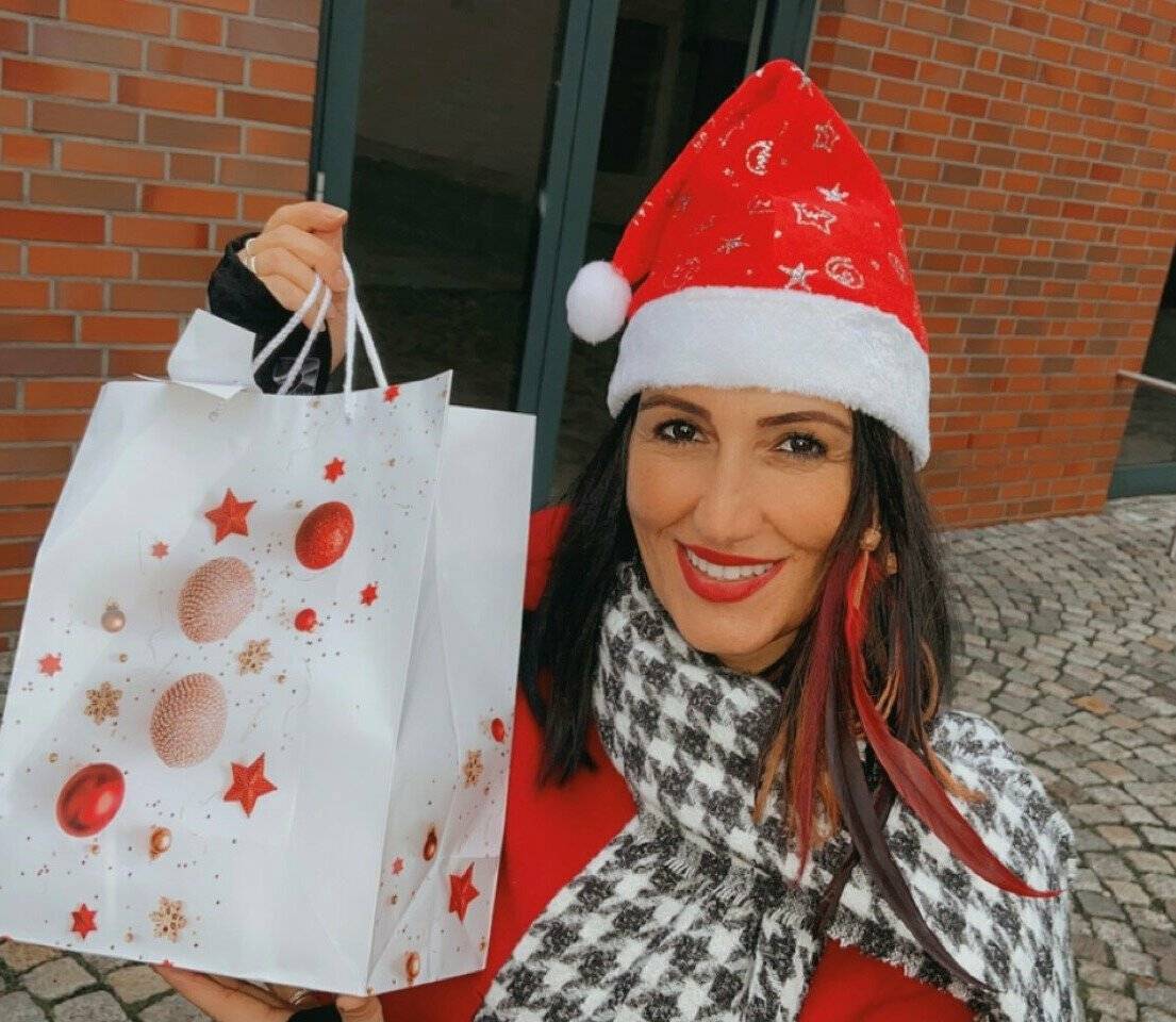 Ayse Berdibey organisiert den „Abend der leuchtenden Augen“ und nimmt weitere Anmeldungen entgegen. 