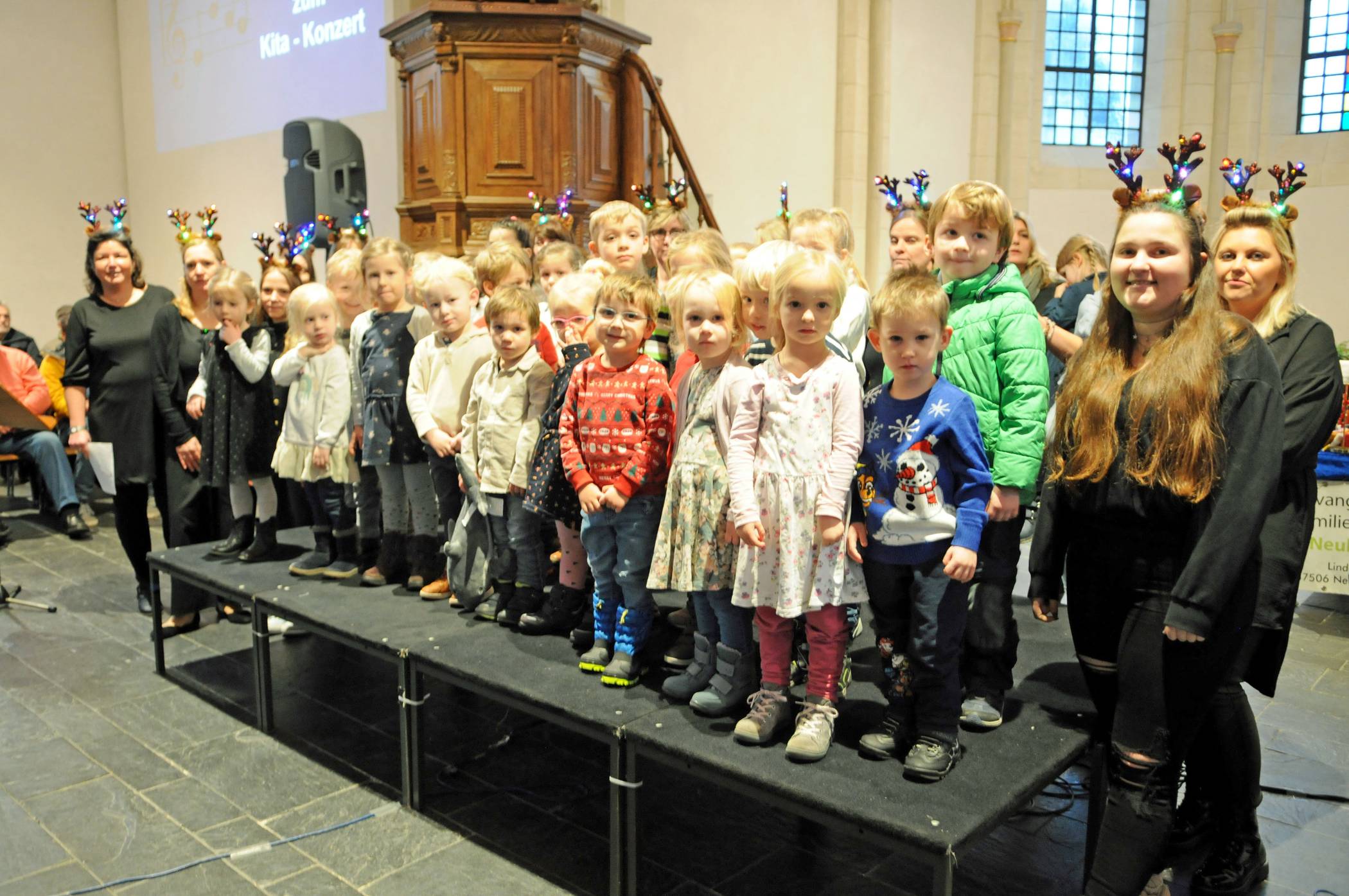  Gemeinsam mit ihren Erzieherinnen sangen rund 30 Kinder des aktuellen und des Vorjahres-Jahrgangs bekannte Nikolaus- und Adventslieder. 