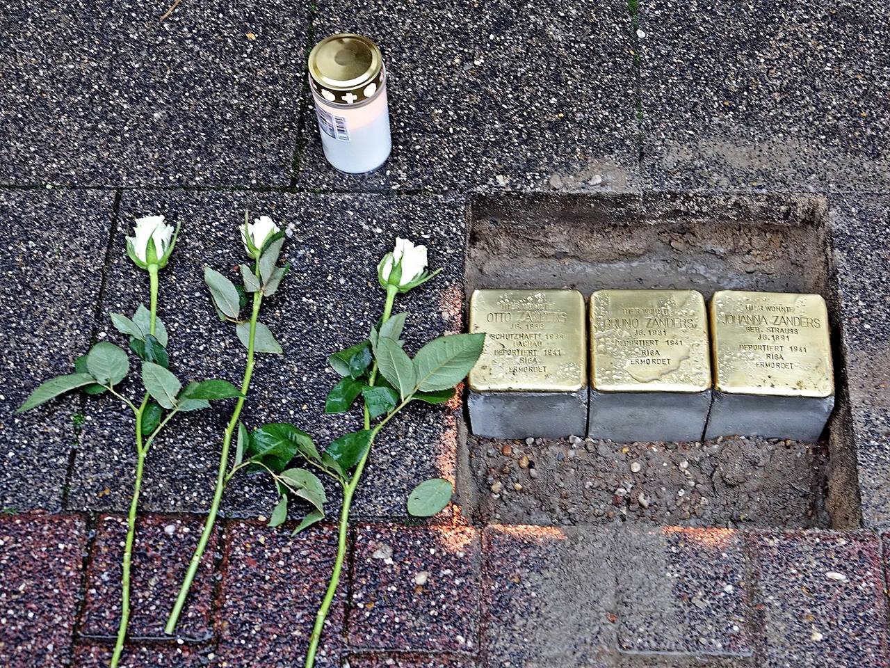  Auch für die Familie Zanders, die von den Nazis deportiert und ermordet wurde, wurden jetzt Stolpersteine an ihrer ehemaligen Adresse verlegt. 