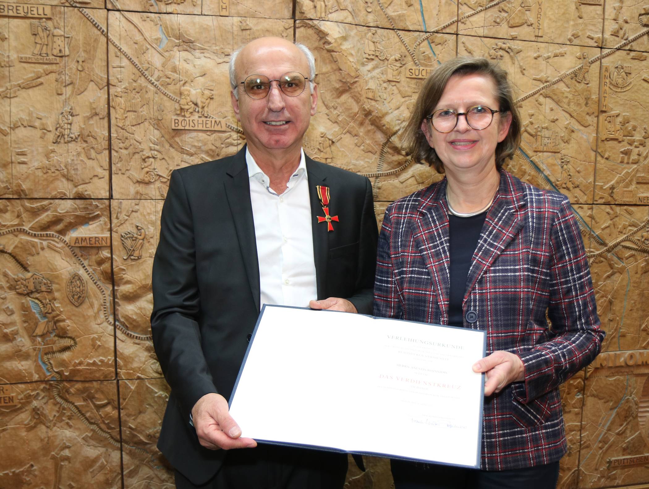 Anestis Ioannidis erhielt aus Händen der stellvertretenden Landrätin Heike Höltken das Bundesverdienstkreuz.  