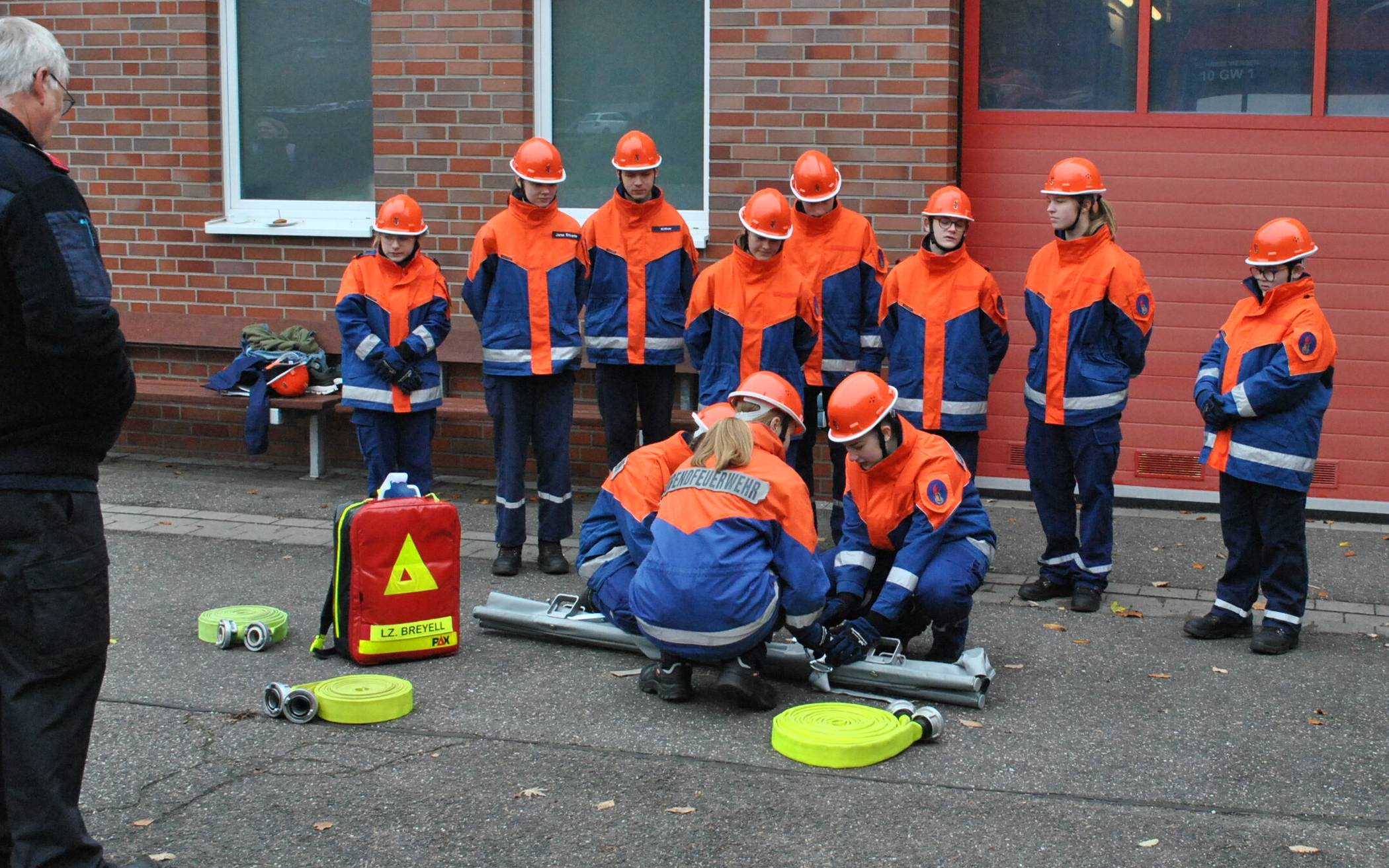 Eine weitere praktische Übung ist der Umgang mit einer Rettungstrage.