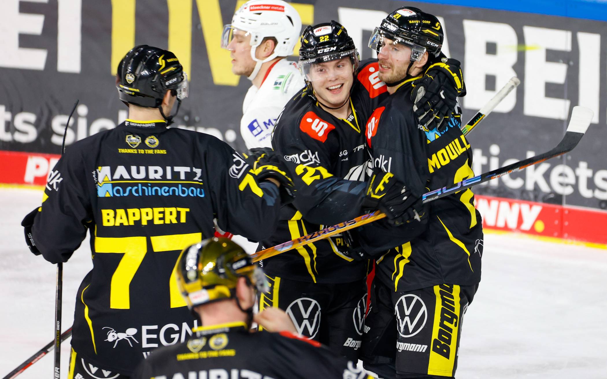 6:4: Pinguine krallen sich die Eisbären 