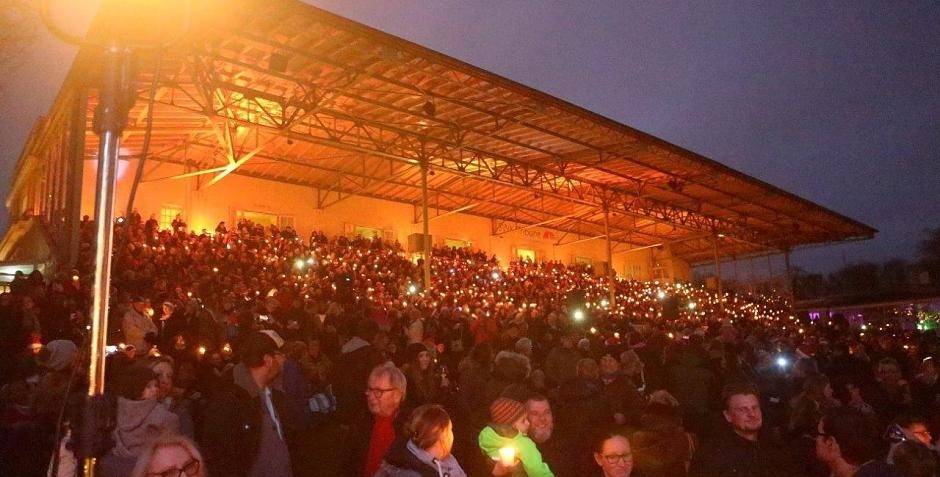  Das Weihnachtssingen auf der Rennbahn hat inzwischen Tradition.	 