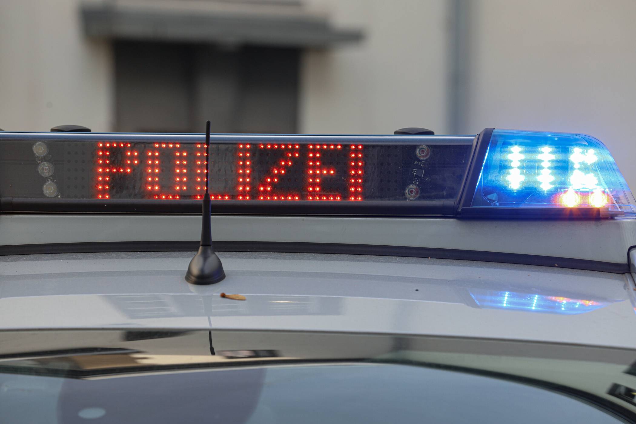 Zwei Männer schwer verletzt: Mit gestohlenem Pkw vor Baum geprallt