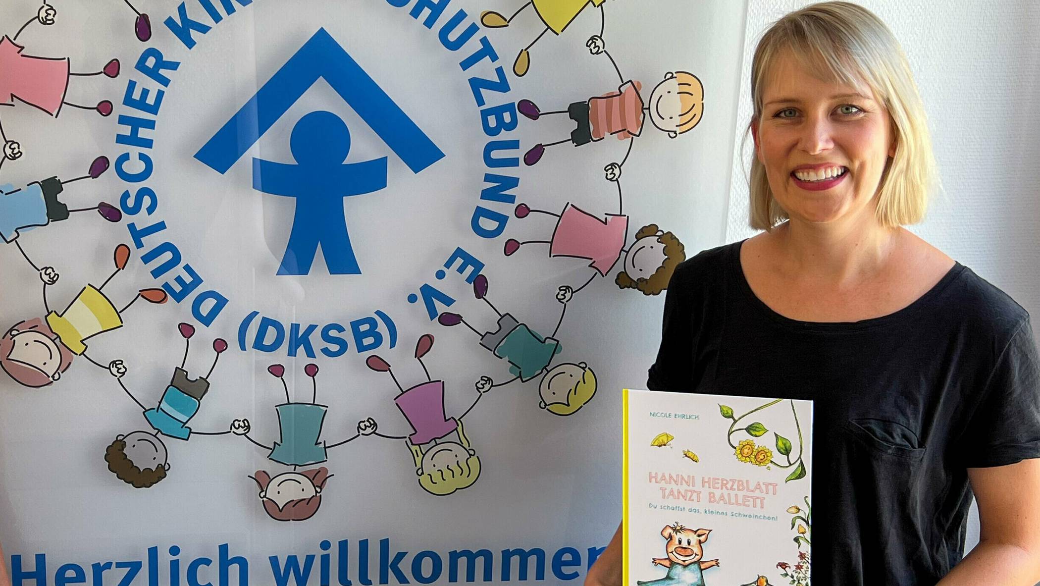 Nicole Ehrlich präsentiert ihr eigenes Bilderbuch beim Krefelder Kinderschutzbund. Dieser erhält jeweils einen Euro vom Autorenhonorar. Foto: Kinderschutzbund