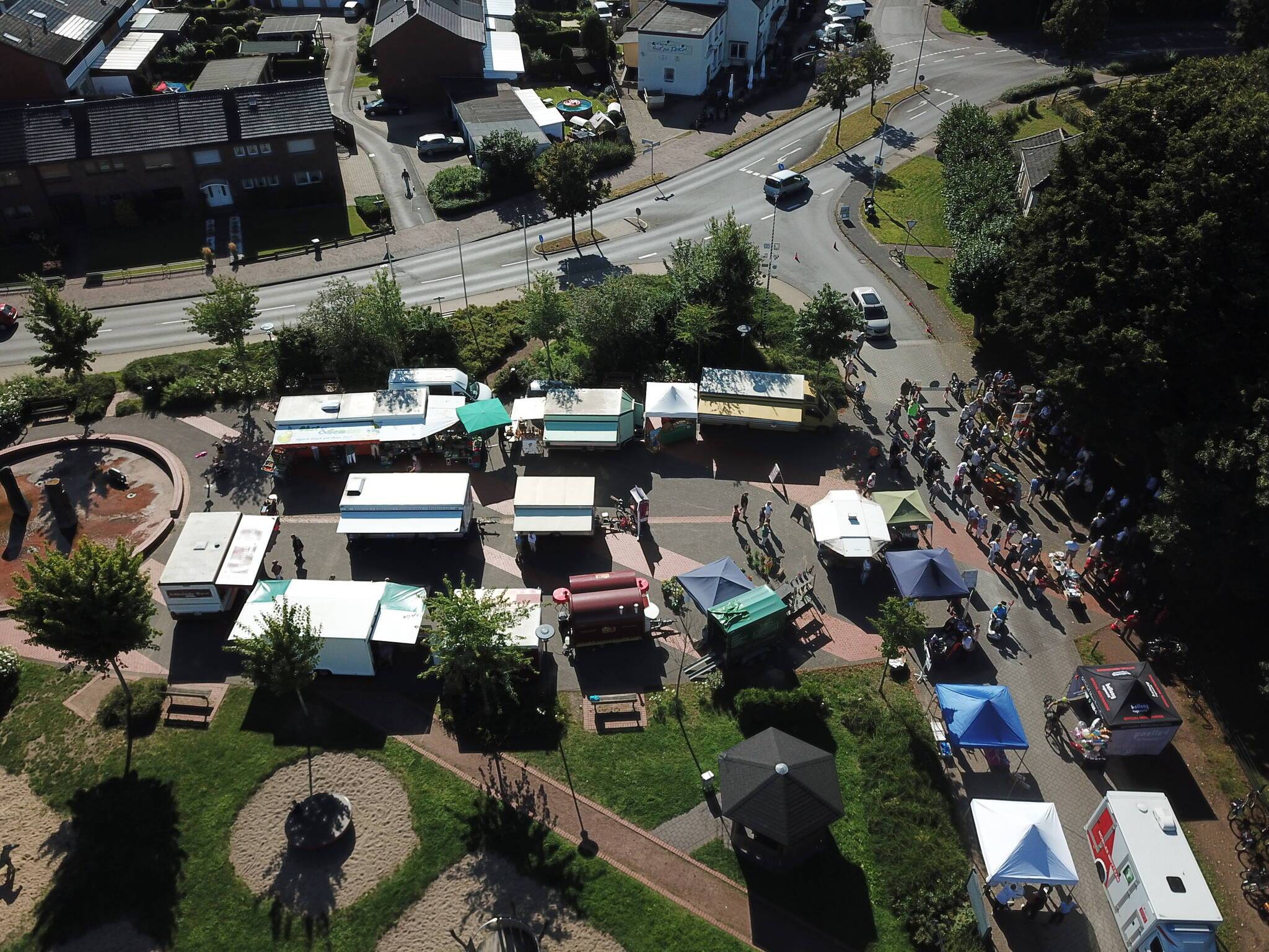 Der Ossenberger Wochenmarkt auf dem Dorfplatz. 